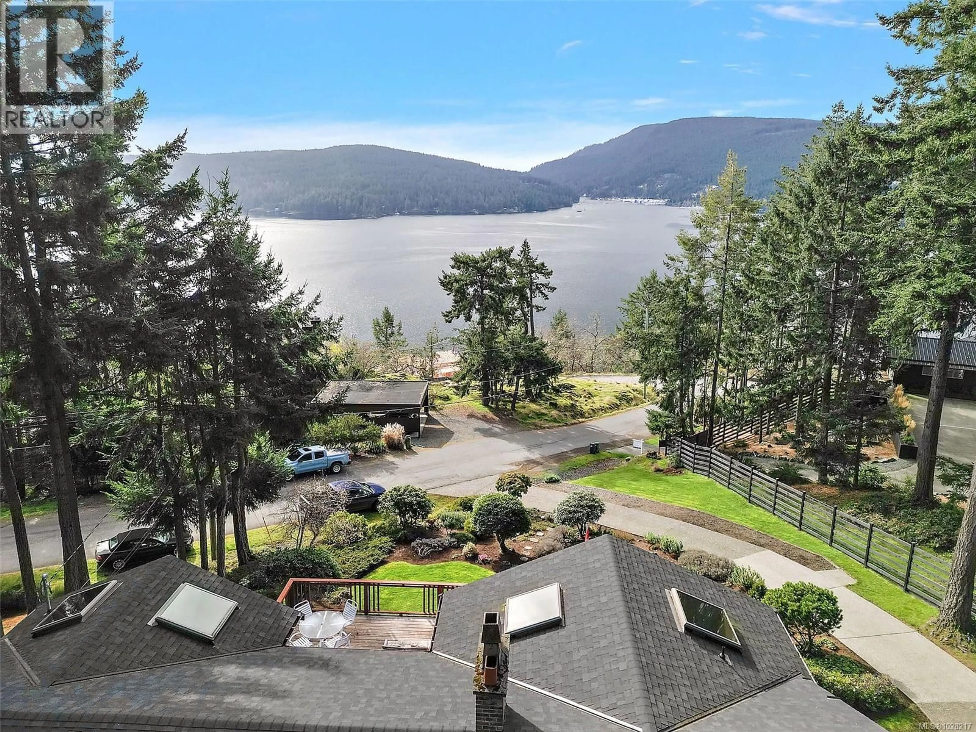 A pic from outside/outdoor area/front of a property/back of a property/a pic from drone, water/lake/river/ocean view for 539 BAYVIEW PLACE, Duncan British Columbia V9L5X7