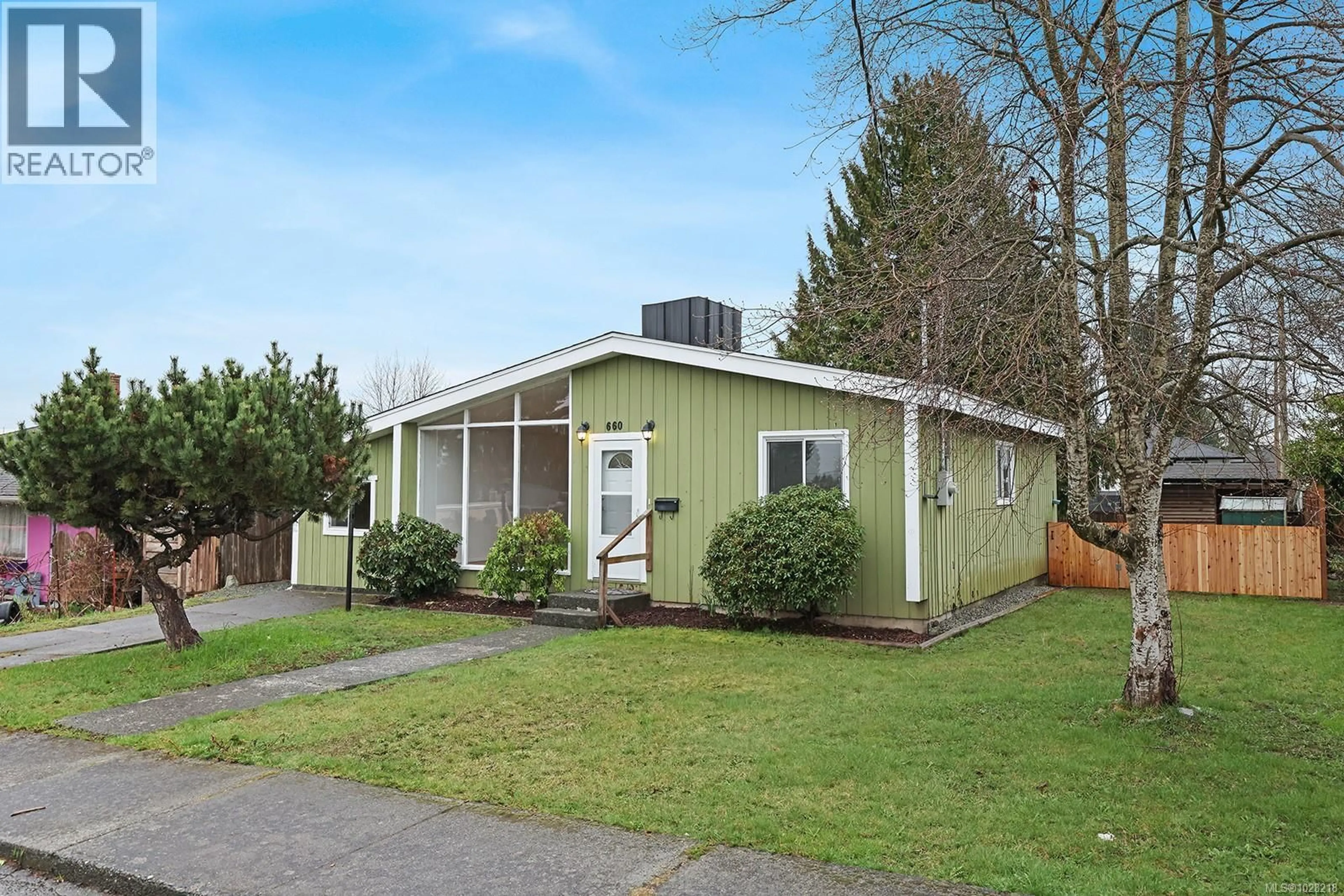 Home with vinyl exterior material, street for 660 16TH STREET, Courtenay British Columbia V3J1A7