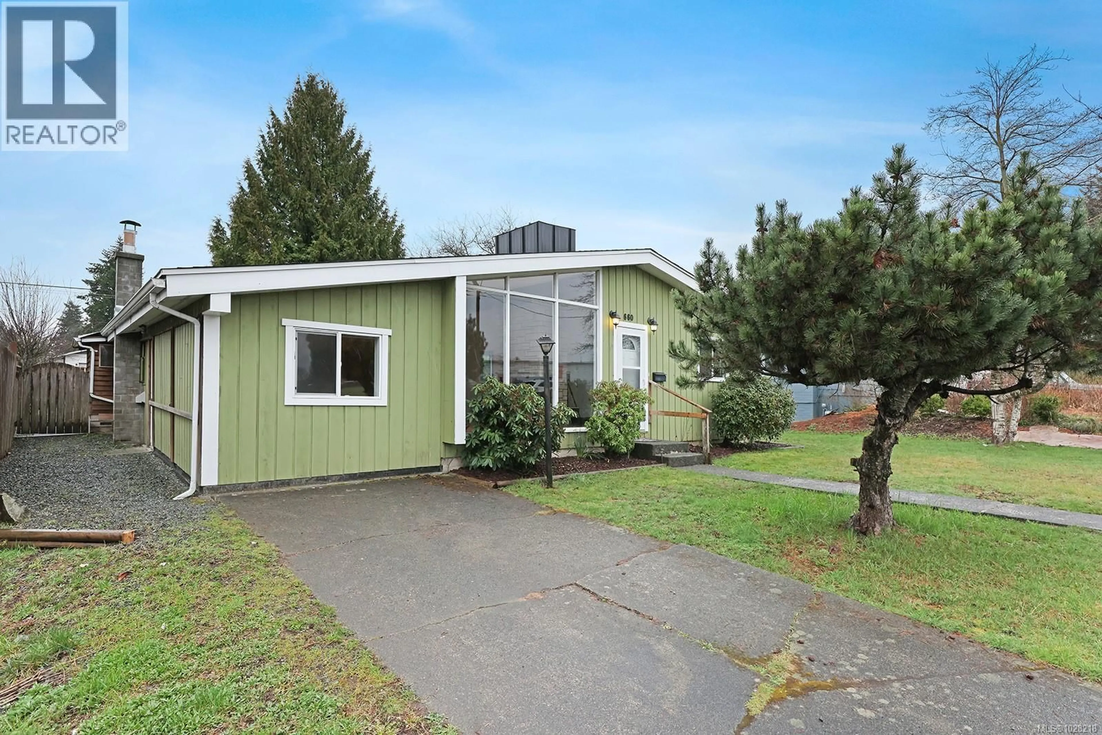 Home with vinyl exterior material, street for 660 16TH STREET, Courtenay British Columbia V3J1A7