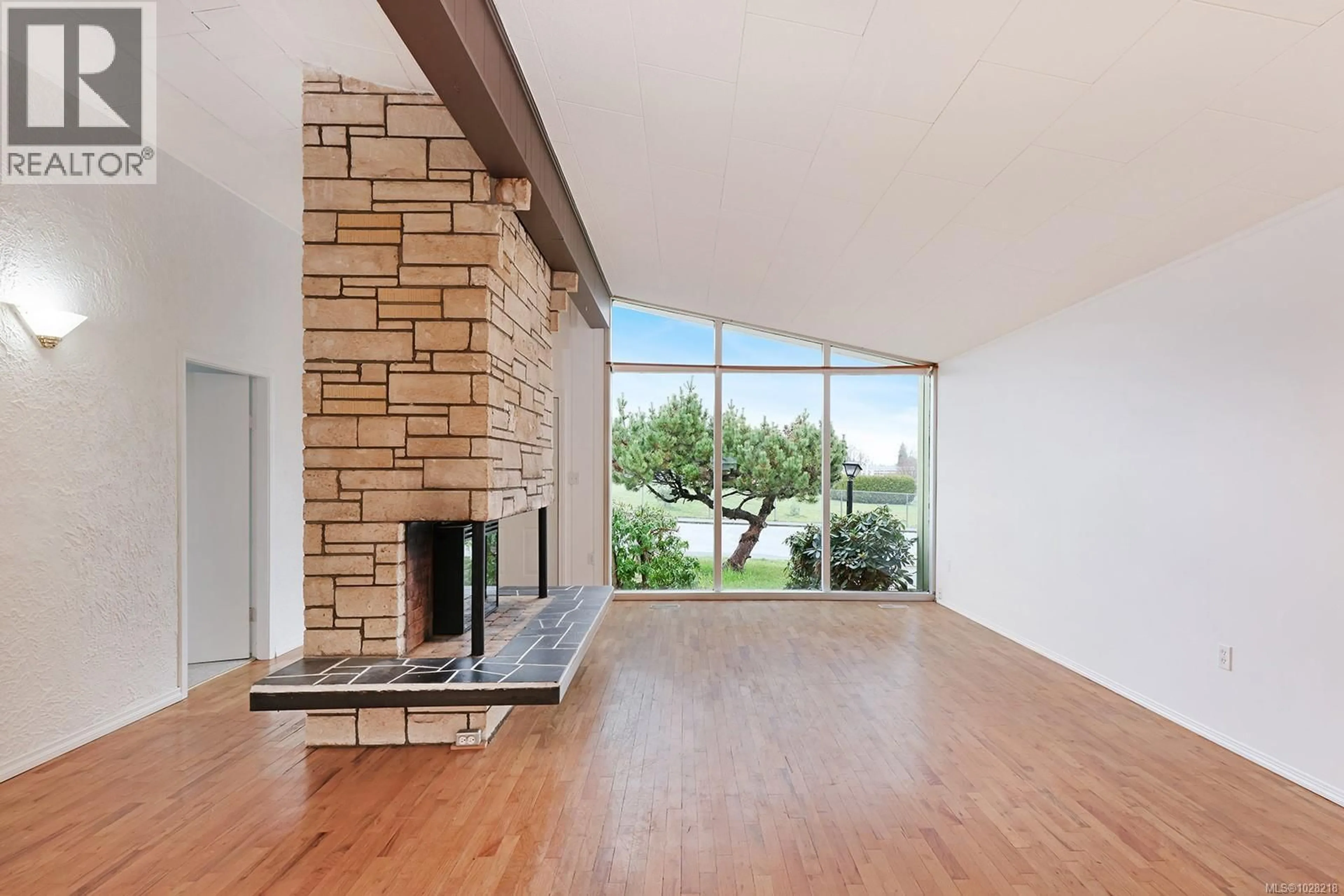 Indoor foyer for 660 16TH STREET, Courtenay British Columbia V3J1A7