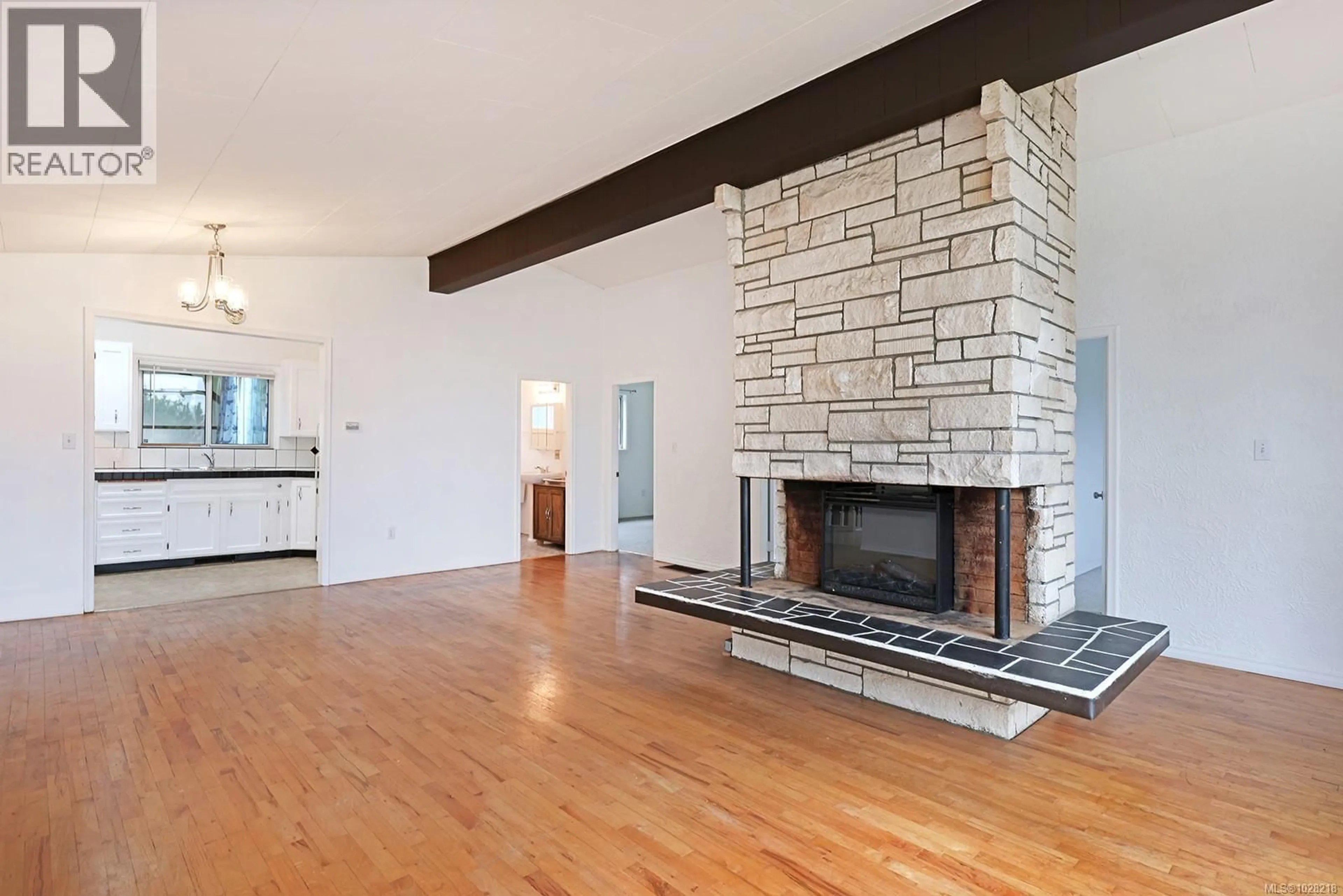 Living room with furniture, unknown for 660 16TH STREET, Courtenay British Columbia V3J1A7