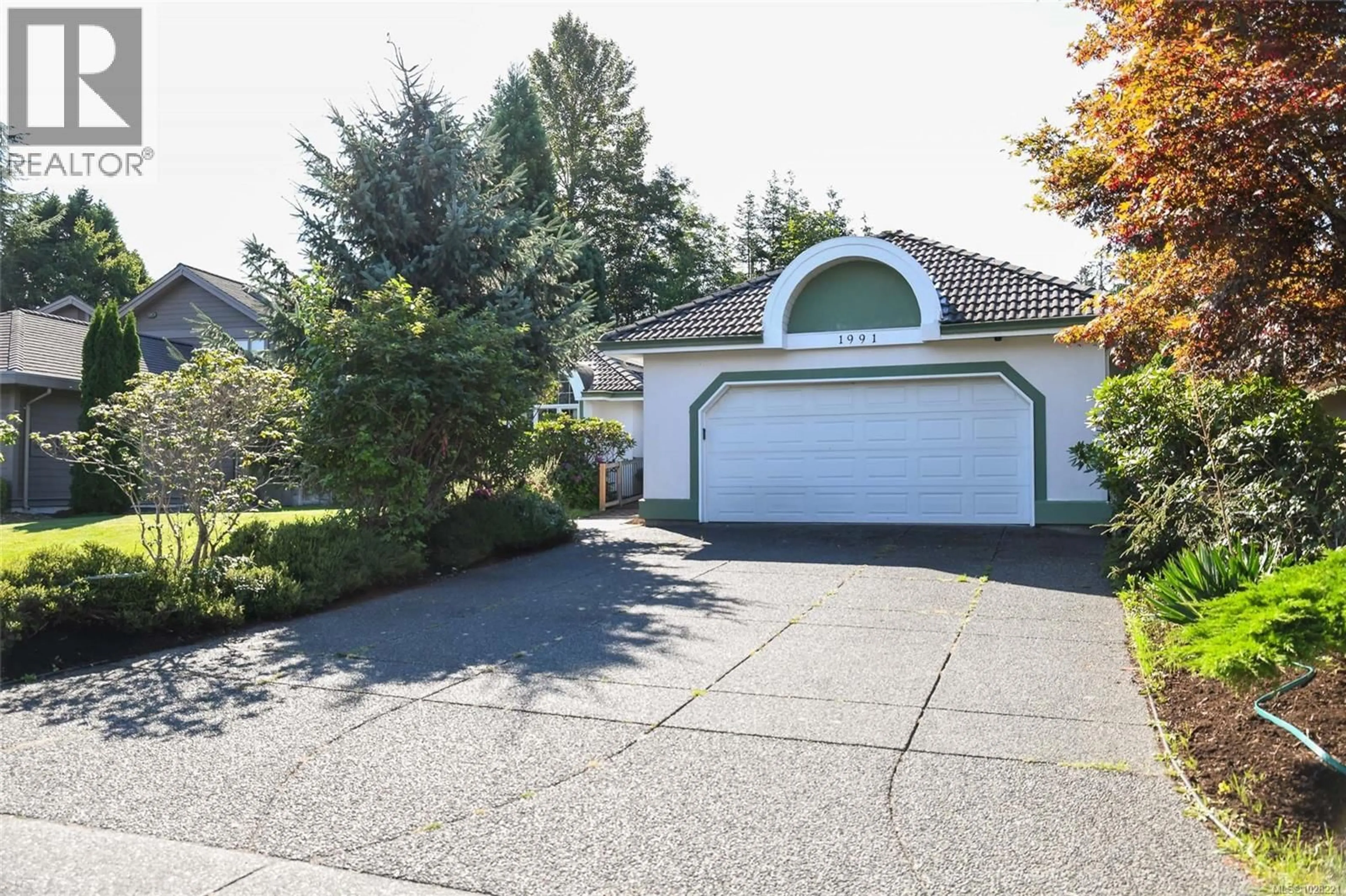 Home with vinyl exterior material, street for 1991 FAIRWAY DRIVE, Campbell River British Columbia V9H1R5