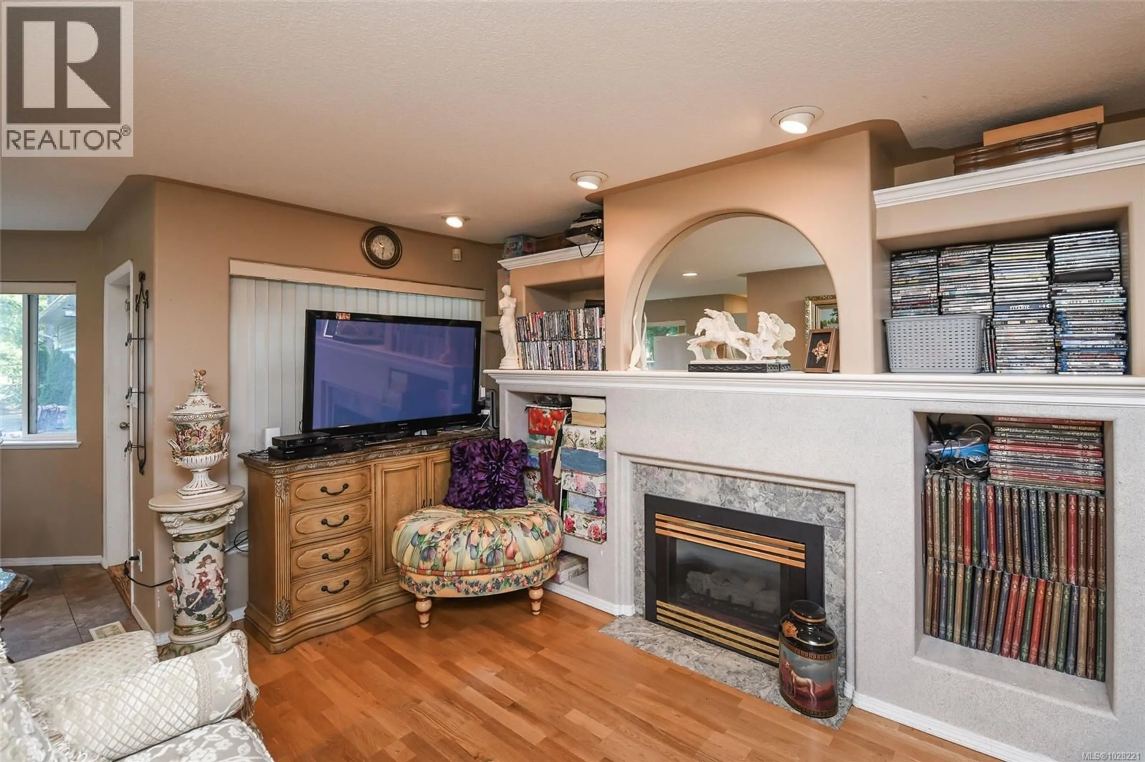 Living room with furniture, wood/laminate floor for 1991 FAIRWAY DRIVE, Campbell River British Columbia V9H1R5