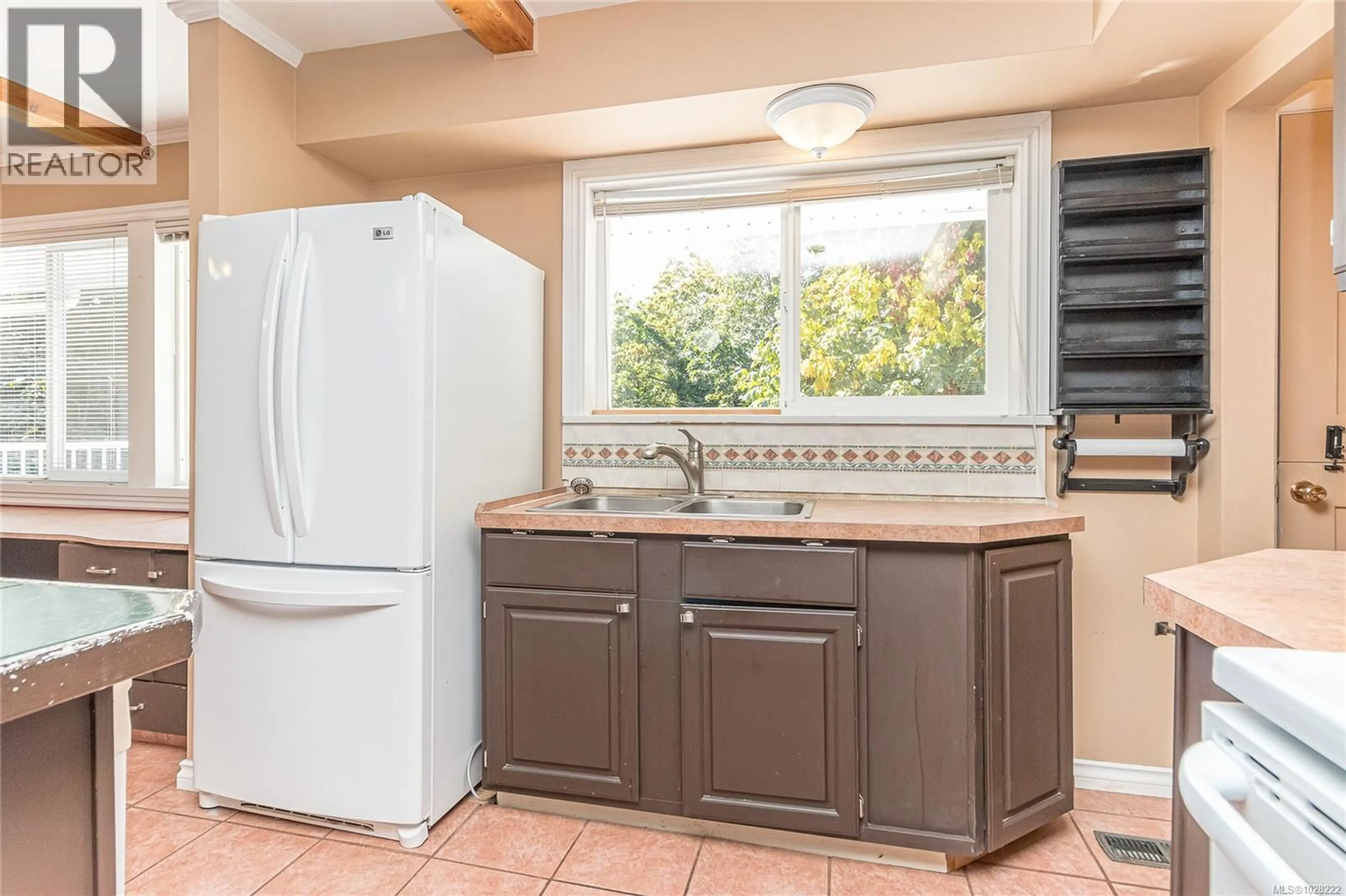 Standard kitchen, ceramic/tile floor for 9992 BEACH DRIVE, Chemainus British Columbia V0R1K1