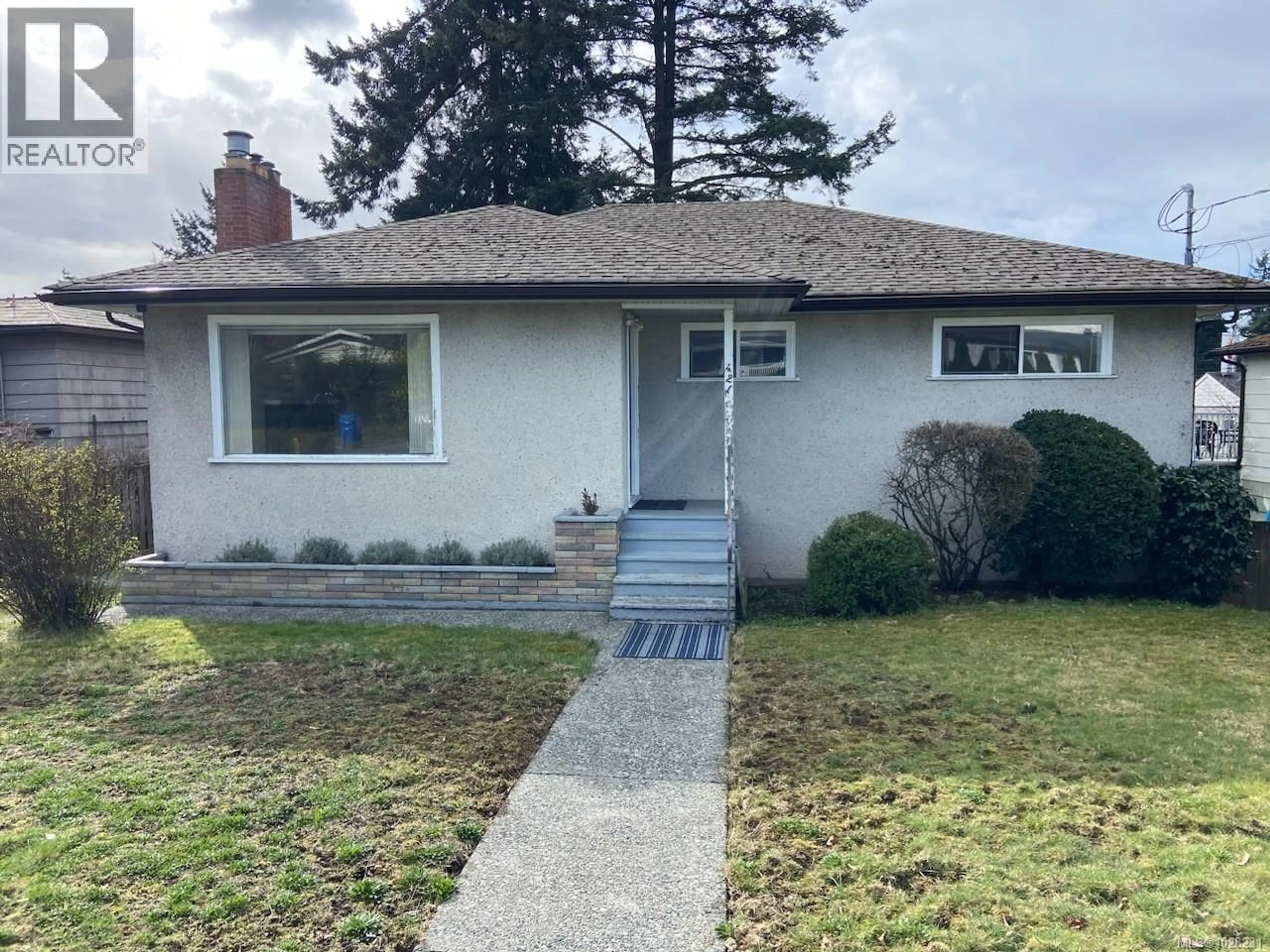 Home with vinyl exterior material, street for 421 JUNIPER STREET, Nanaimo British Columbia V9S1X7