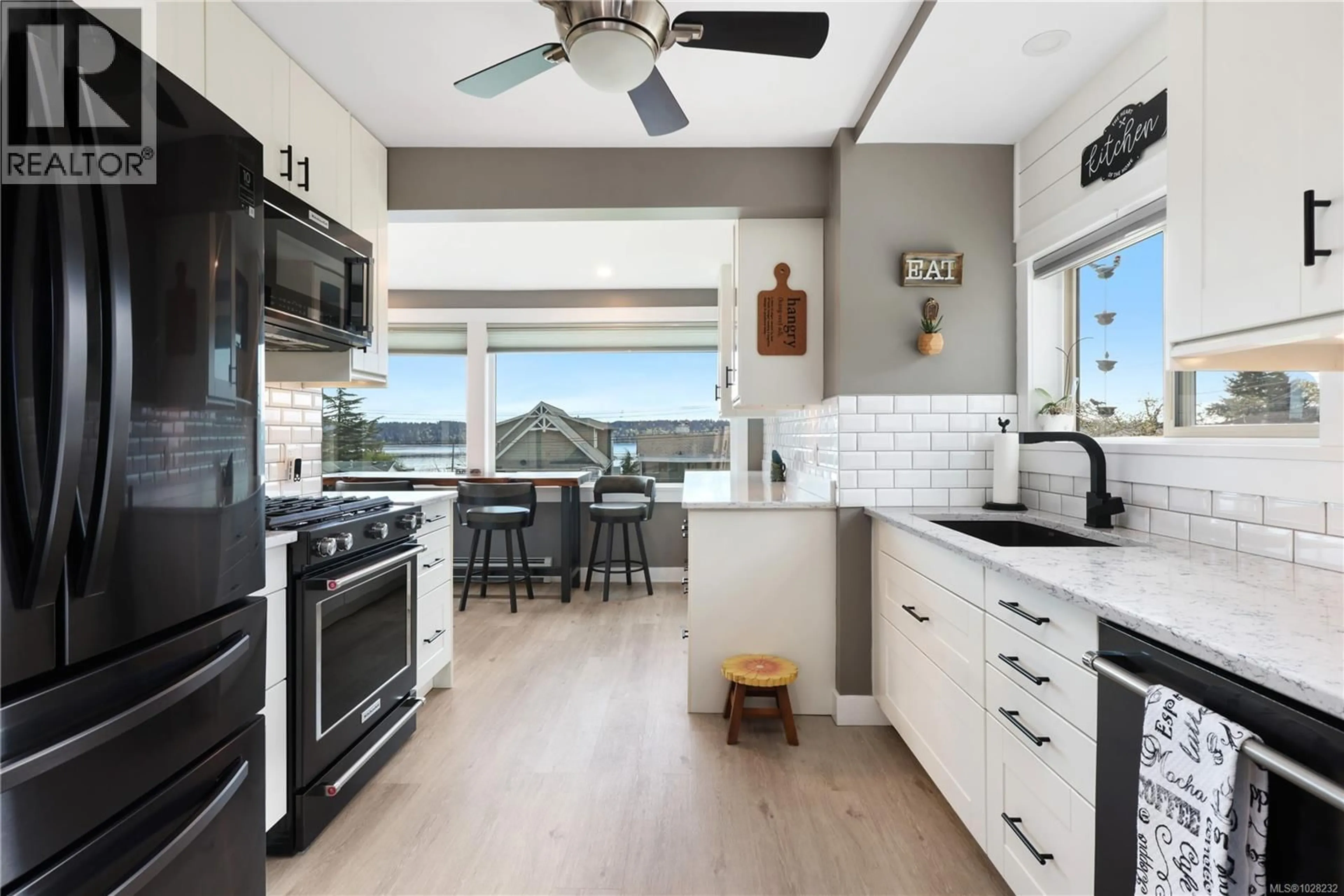 Open concept kitchen, ceramic/tile floor for 542 THULIN STREET, Campbell River British Columbia V9W2L1