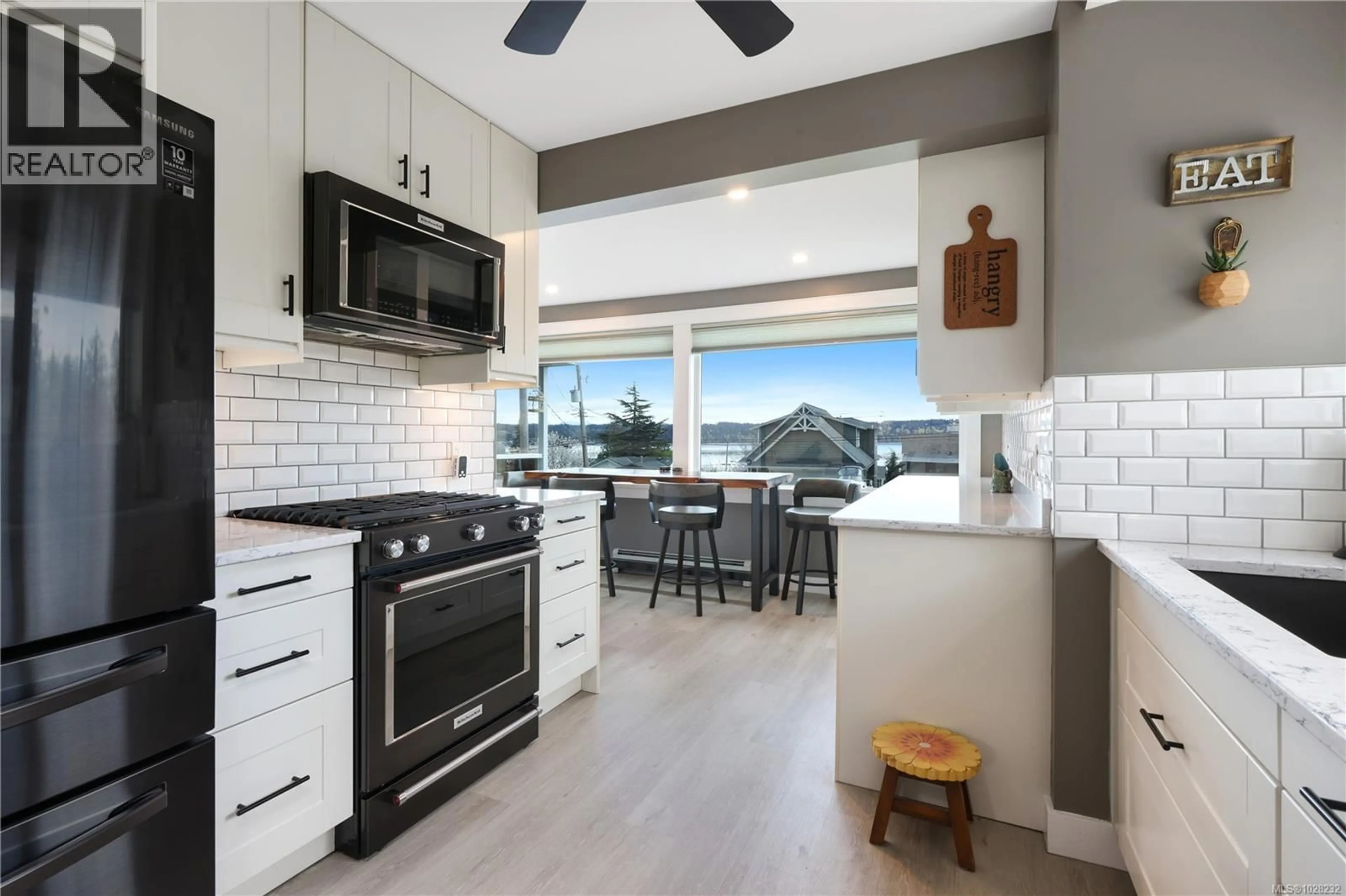 Open concept kitchen, ceramic/tile floor for 542 THULIN STREET, Campbell River British Columbia V9W2L1