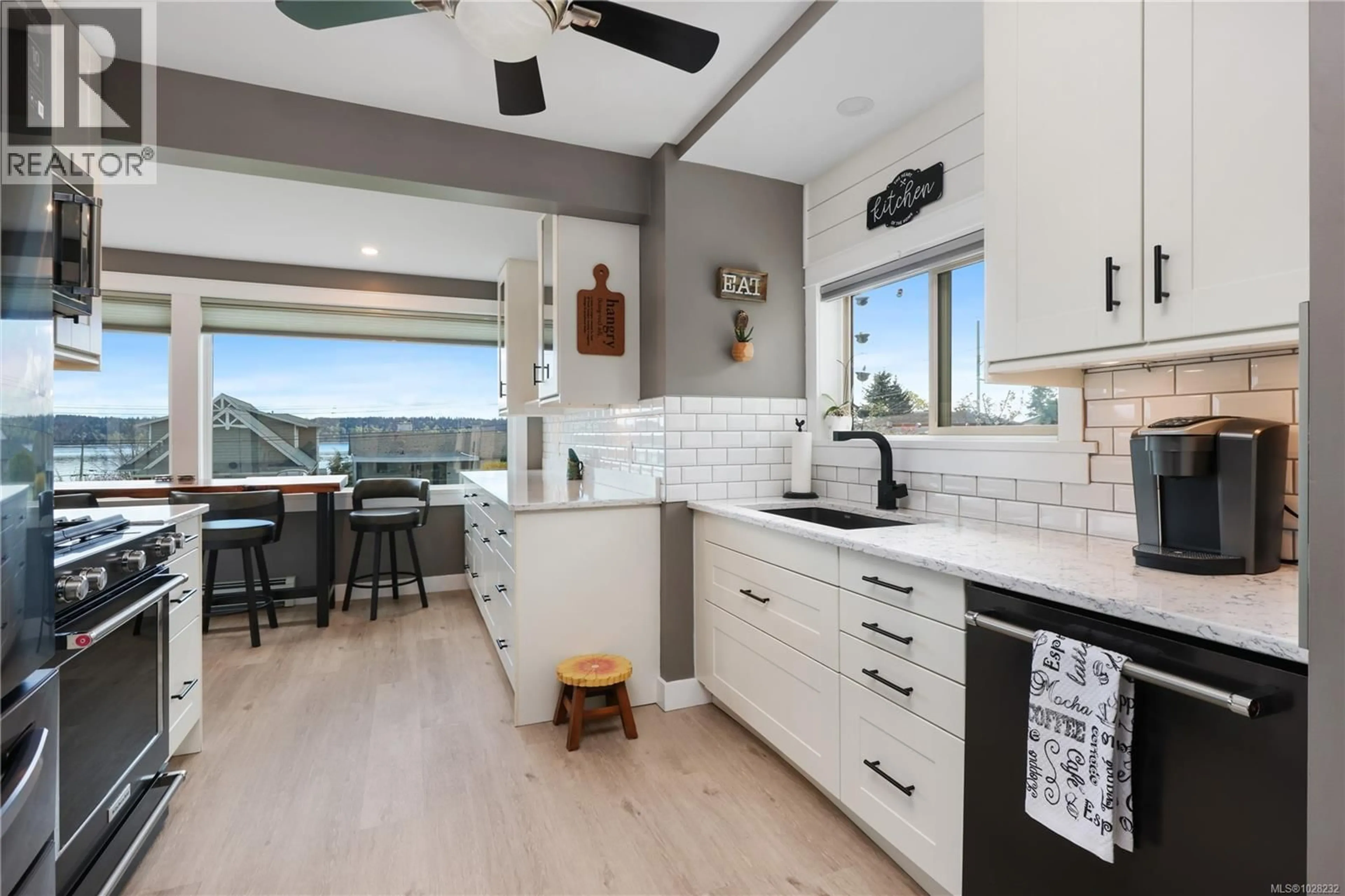 Open concept kitchen, ceramic/tile floor for 542 THULIN STREET, Campbell River British Columbia V9W2L1