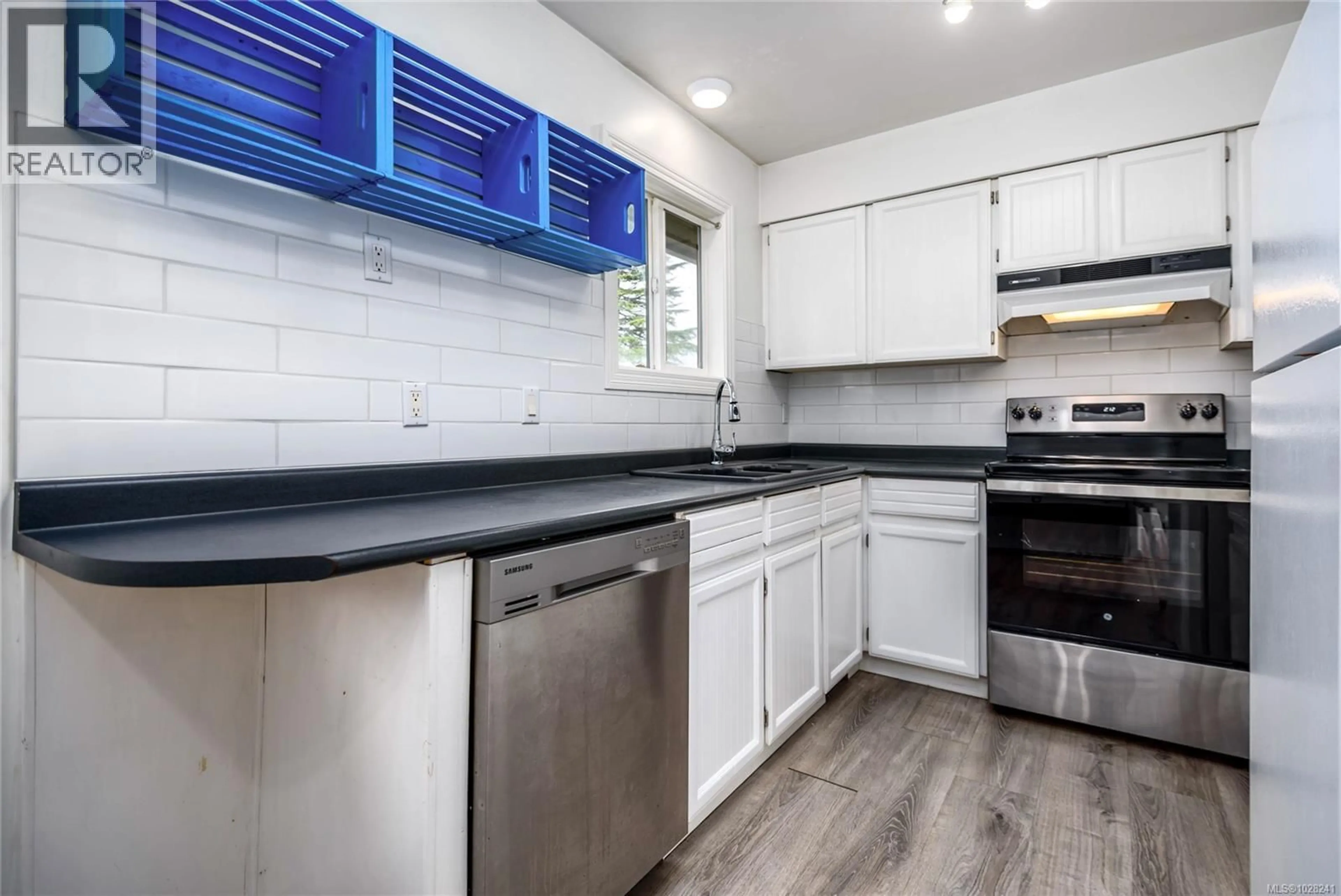 Standard kitchen, ceramic/tile floor for 496 SANDOWNE DRIVE, Campbell River British Columbia V9W5E4