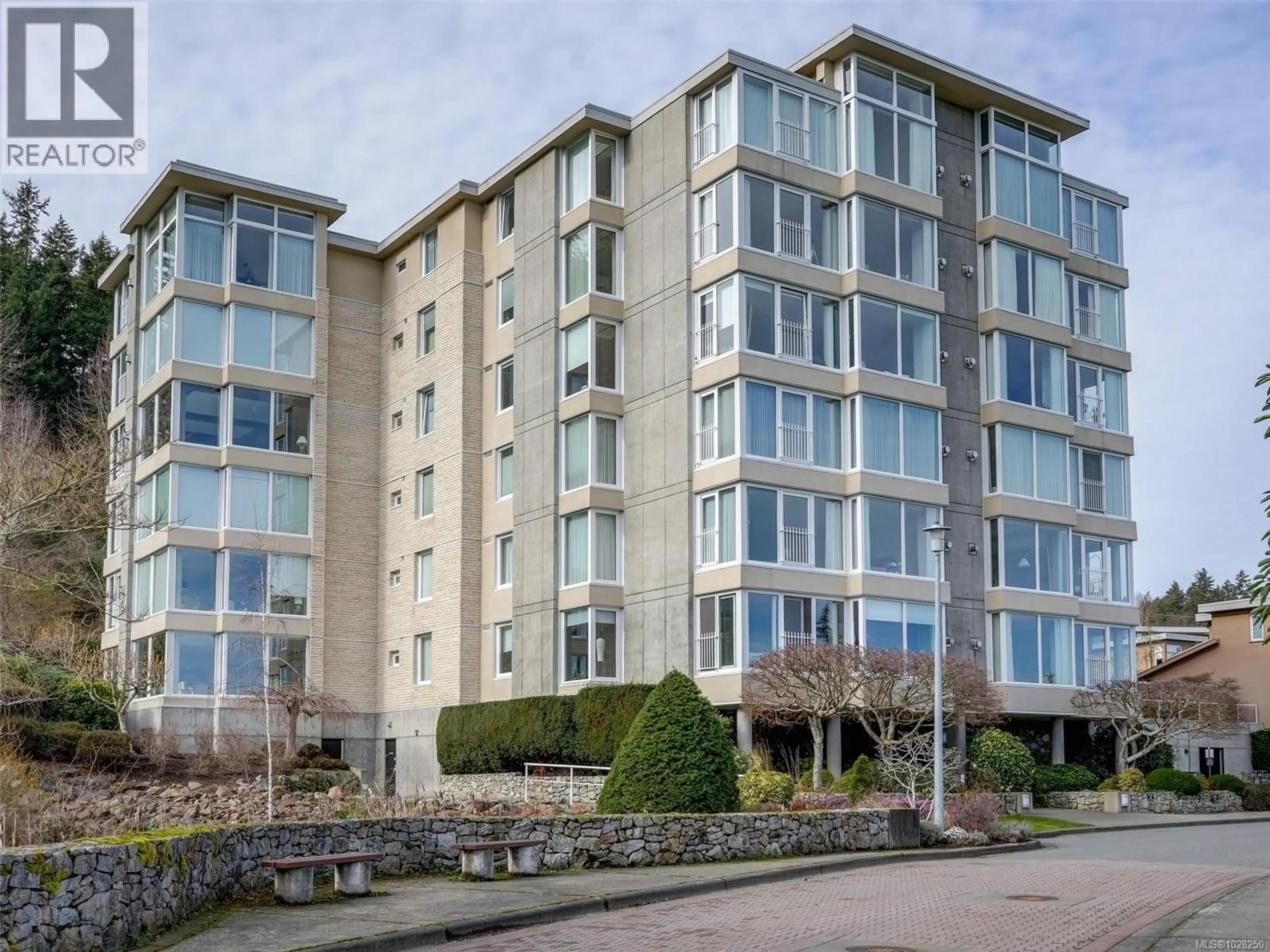 Unknown for 303 - 5350 SAYWARD HILL CRESCENT, Saanich British Columbia V8Y3H9