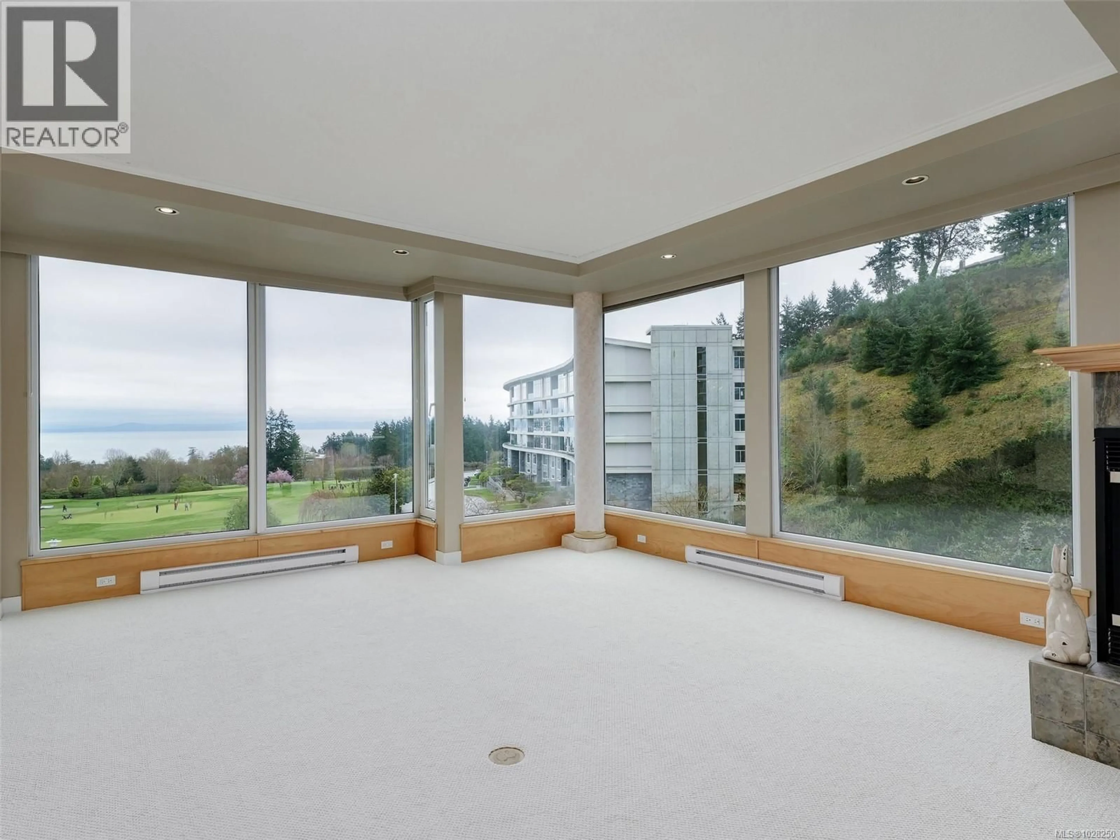 Unknown for 303 - 5350 SAYWARD HILL CRESCENT, Saanich British Columbia V8Y3H9