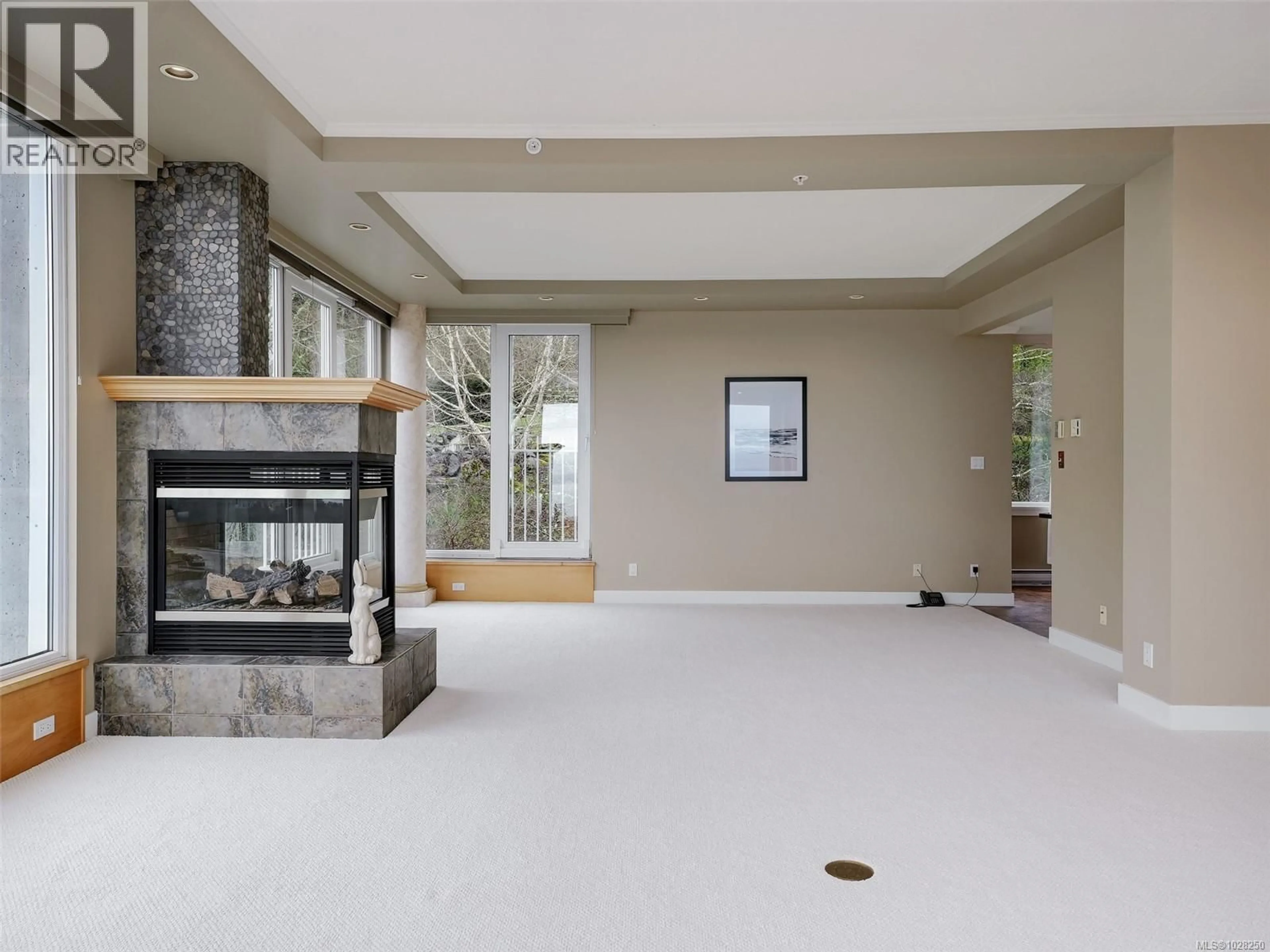 Unknown for 303 - 5350 SAYWARD HILL CRESCENT, Saanich British Columbia V8Y3H9