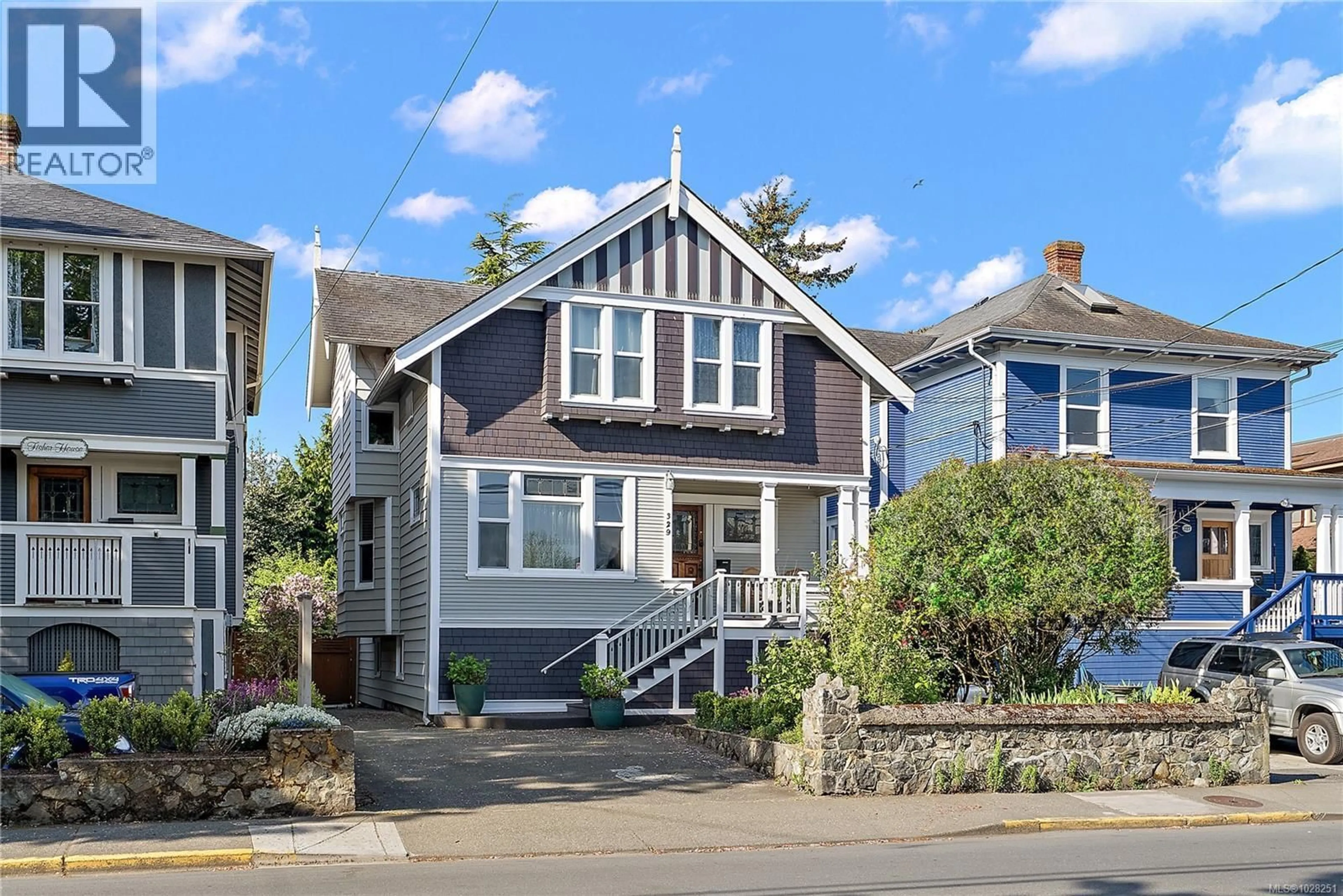 Home with vinyl exterior material, street for 329 SIMCOE STREET, Victoria British Columbia V8V1K9