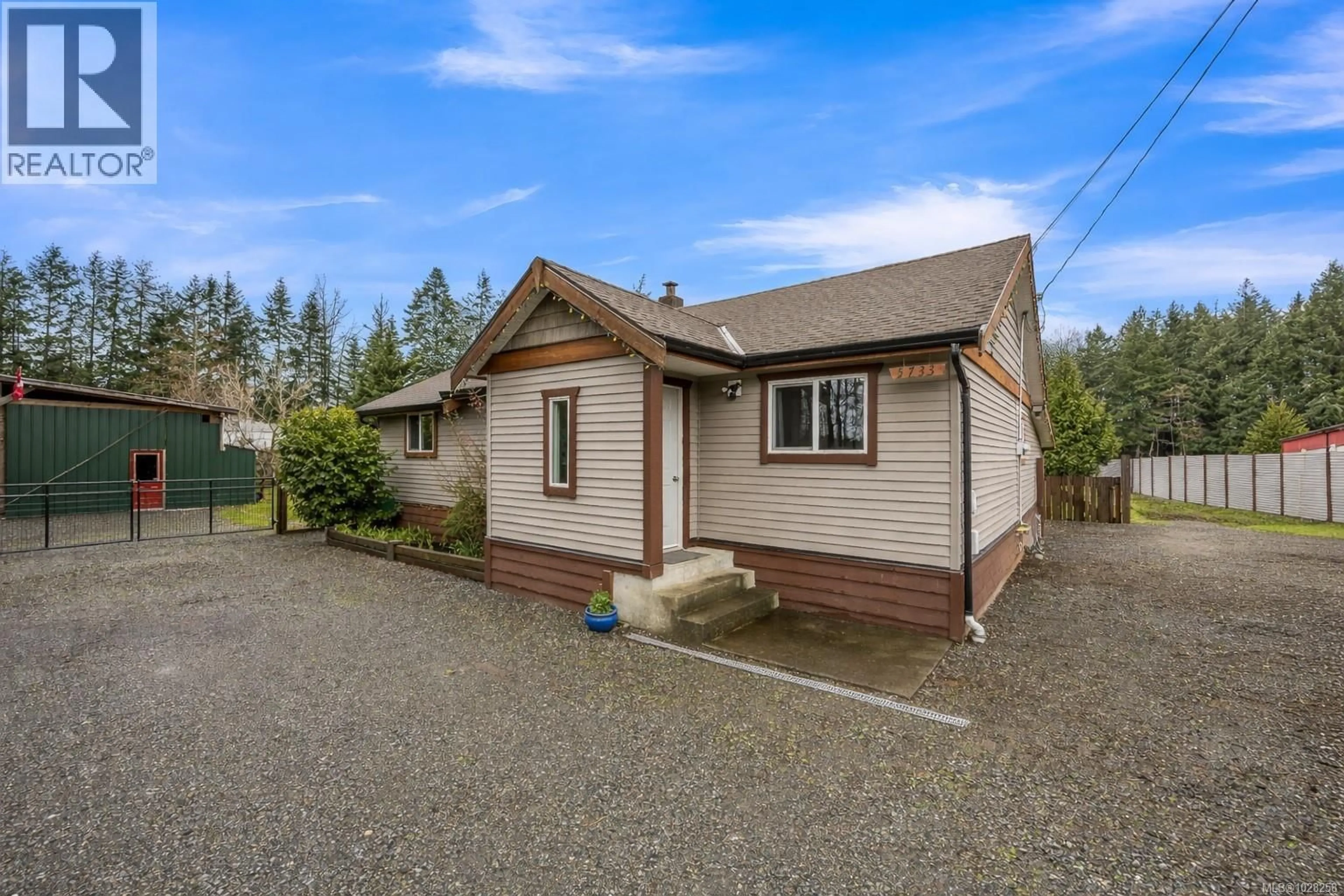 Home with vinyl exterior material, street for 5733 ISLAND HIGHWAY NORTH, Courtenay British Columbia V9J1T3