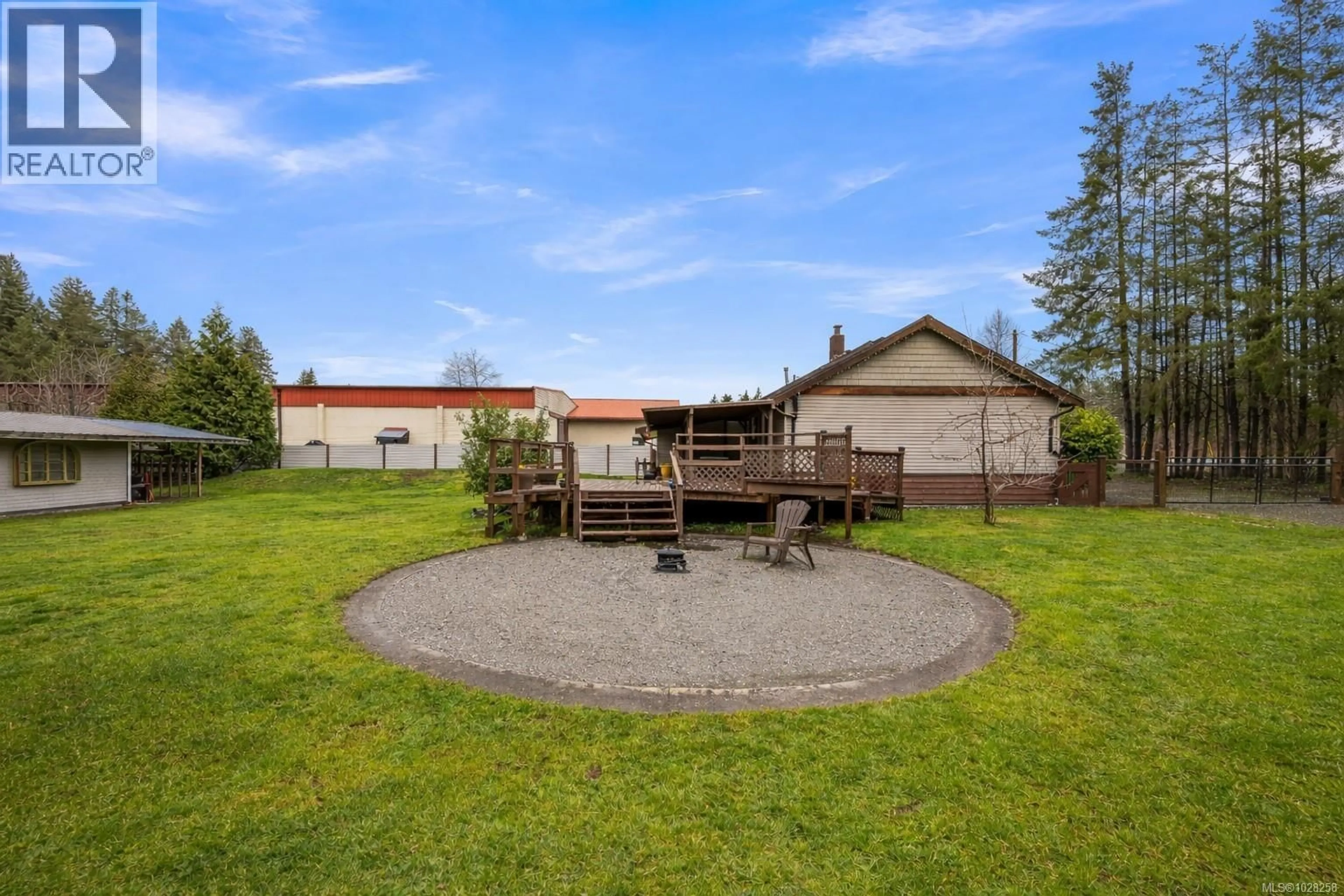 Patio, unknown for 5733 ISLAND HIGHWAY NORTH, Courtenay British Columbia V9J1T3