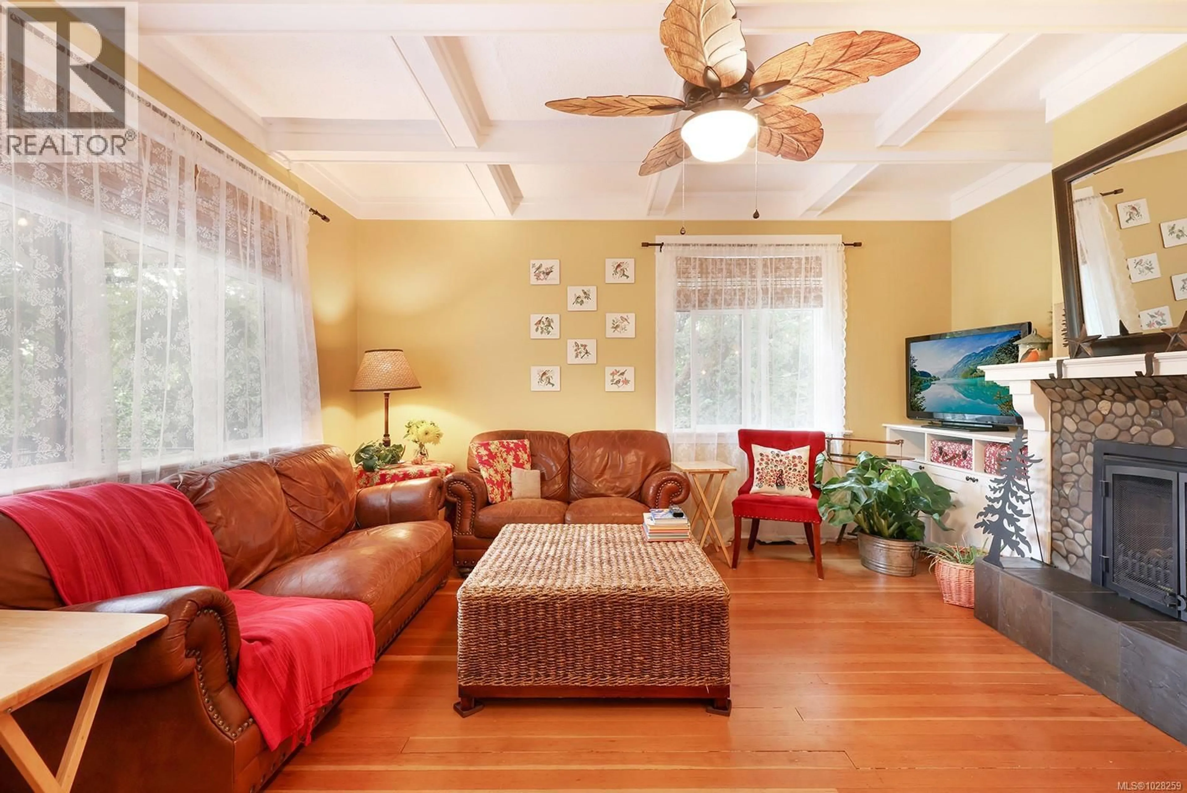 Living room with furniture, wood/laminate floor for 185 DUNCAN AVENUE, Courtenay British Columbia V9N2M3