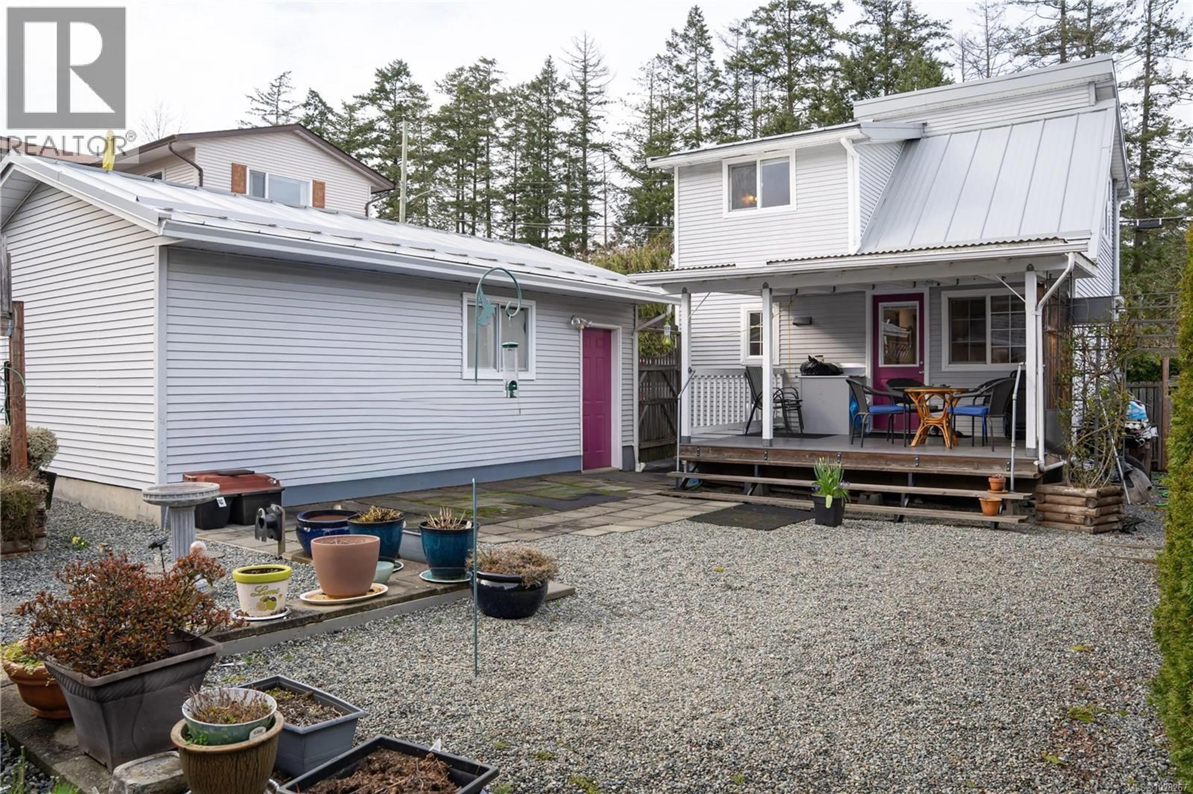 Home with vinyl exterior material, street for 1550 CHAPLIN STREET, Crofton British Columbia V0R1R0