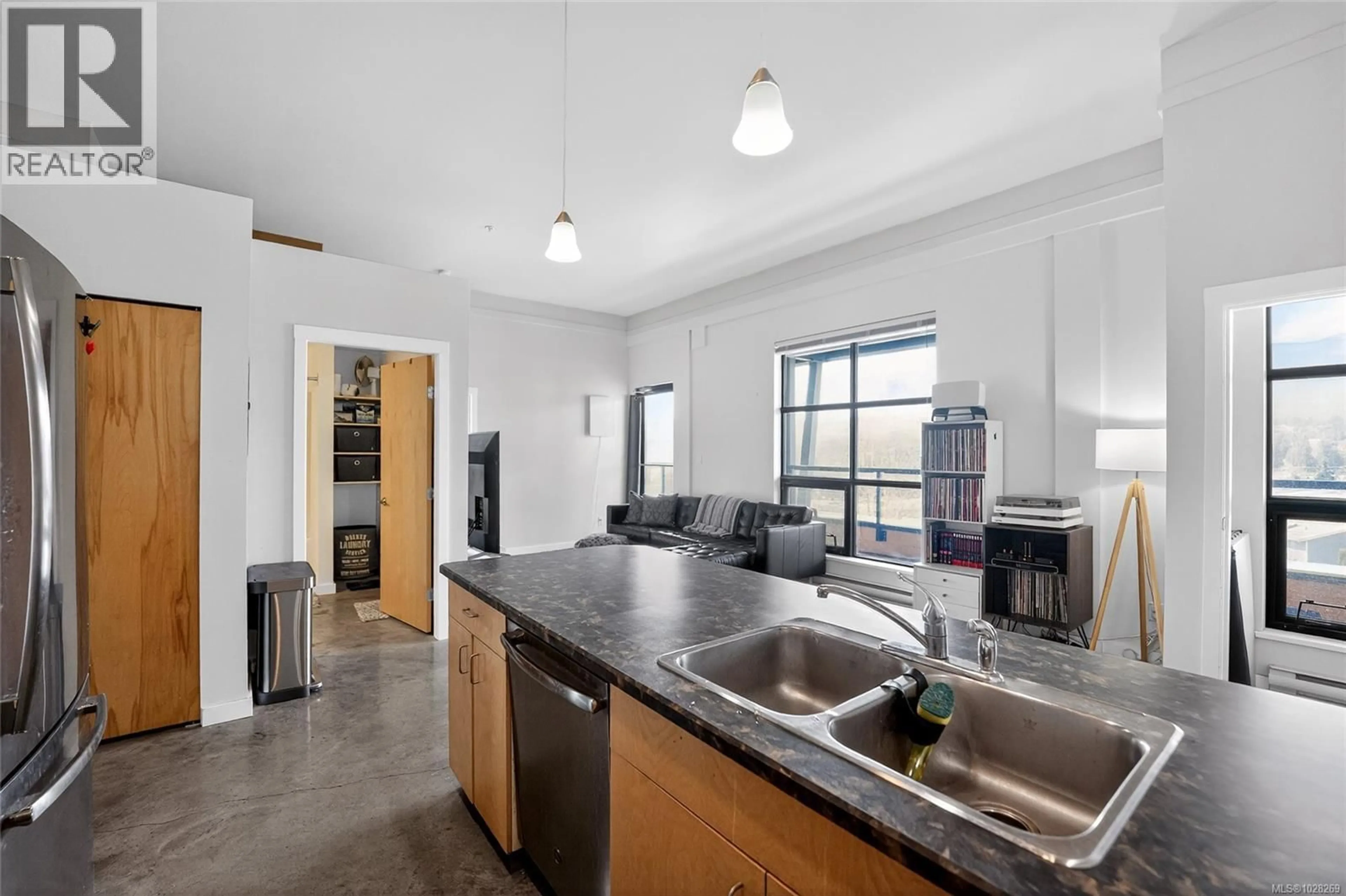 Standard kitchen, cement floor for 304 - 1801 BOWEN ROAD, Nanaimo British Columbia V9S1H1