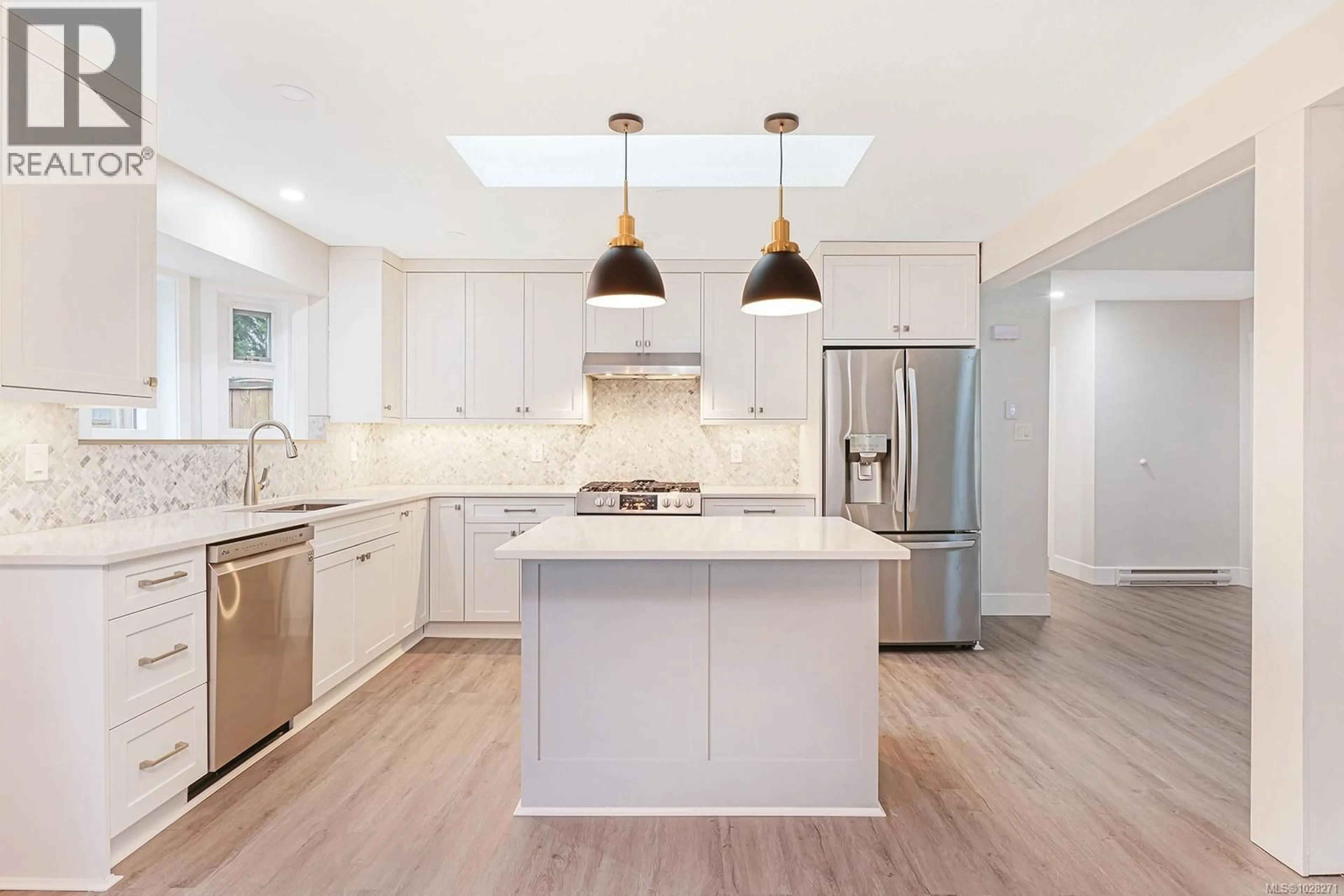 Contemporary kitchen, unknown for 2695 CARSTAIRS DRIVE, Courtenay British Columbia V9N4A3