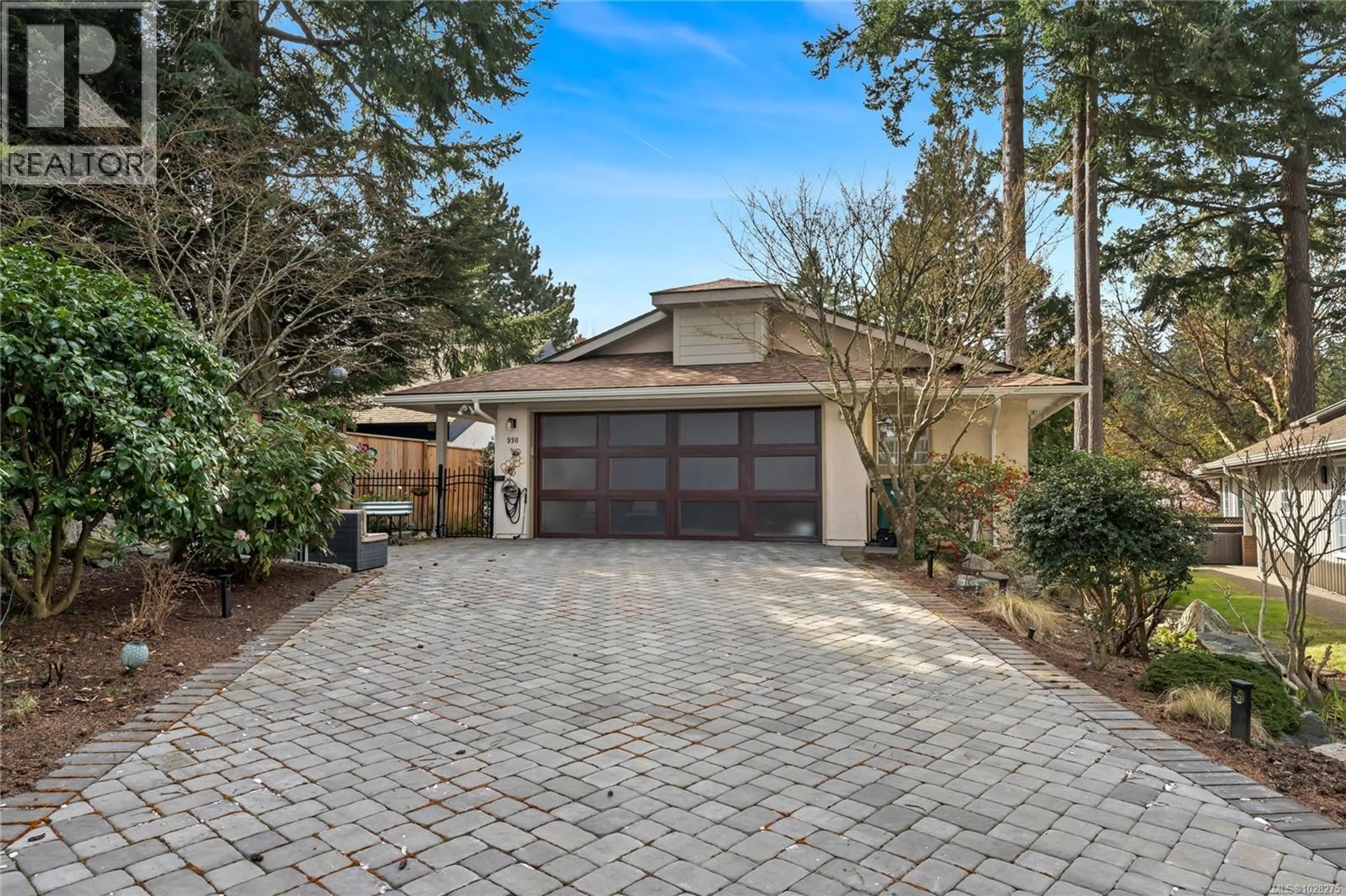 Home with brick exterior material, street for 990 SCOTTSWOOD CLOSE, Saanich British Columbia V8Y2V1