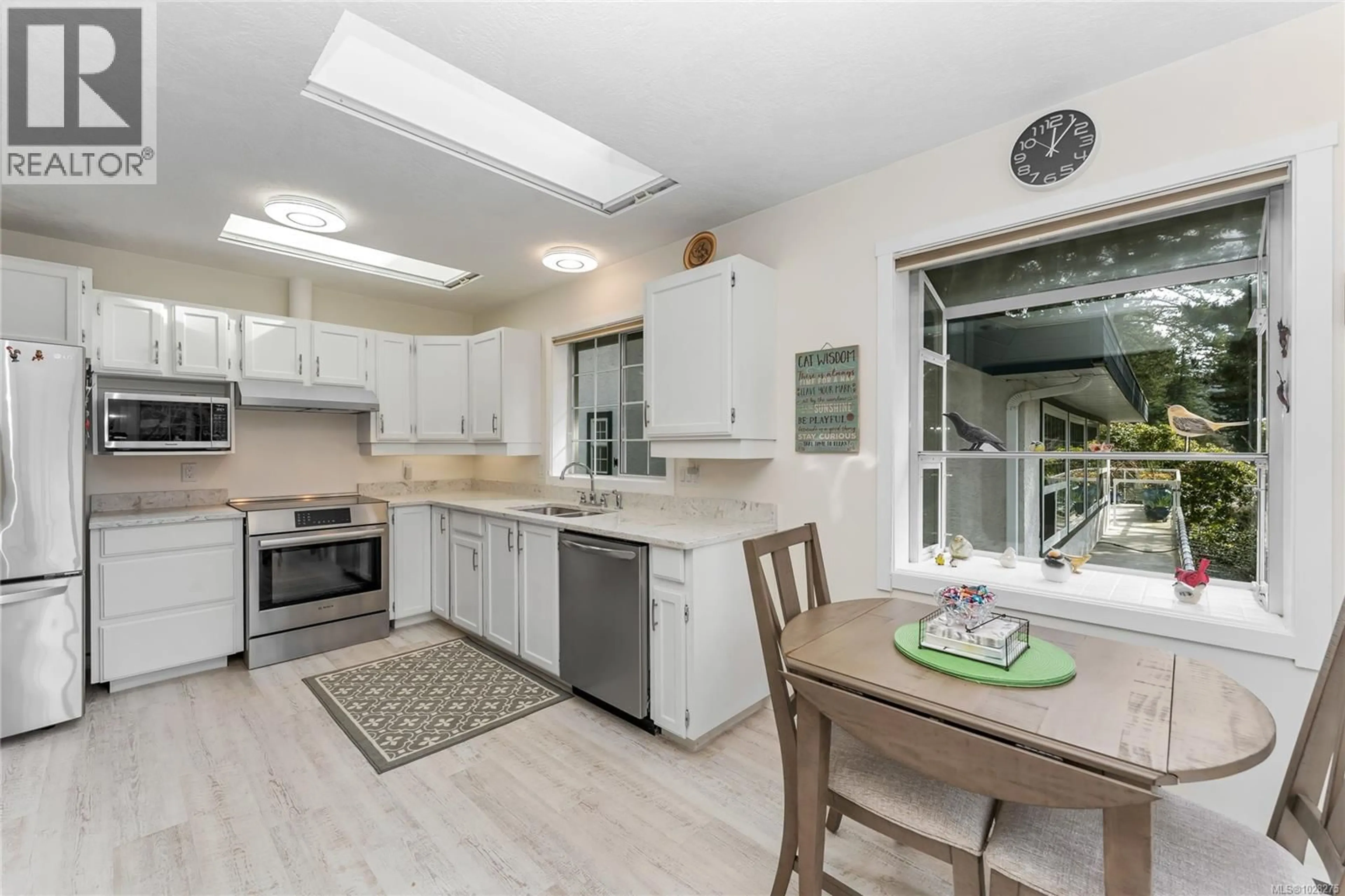 Open concept kitchen, unknown for 990 SCOTTSWOOD CLOSE, Saanich British Columbia V8Y2V1