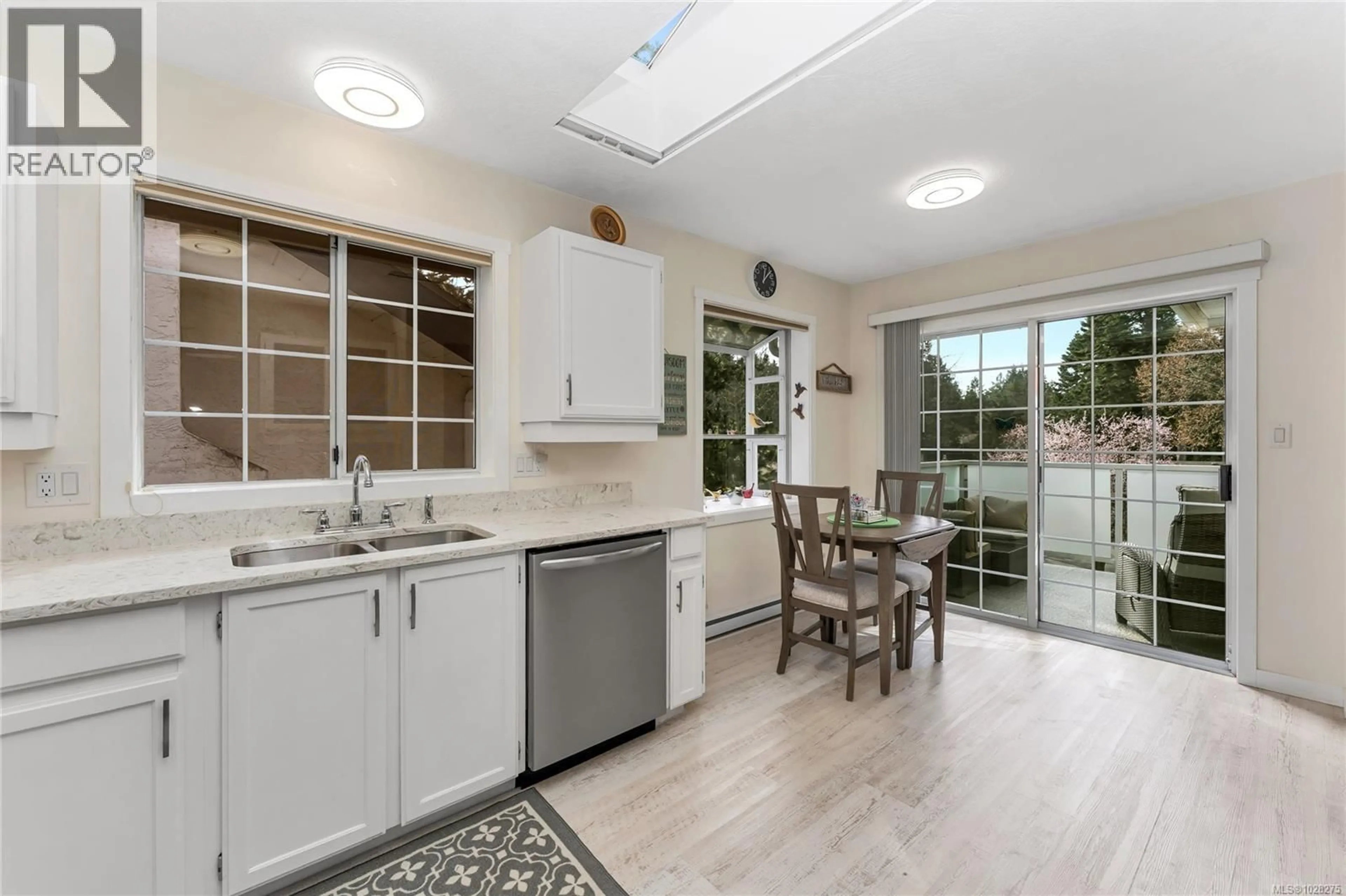 Open concept kitchen, ceramic/tile floor for 990 SCOTTSWOOD CLOSE, Saanich British Columbia V8Y2V1