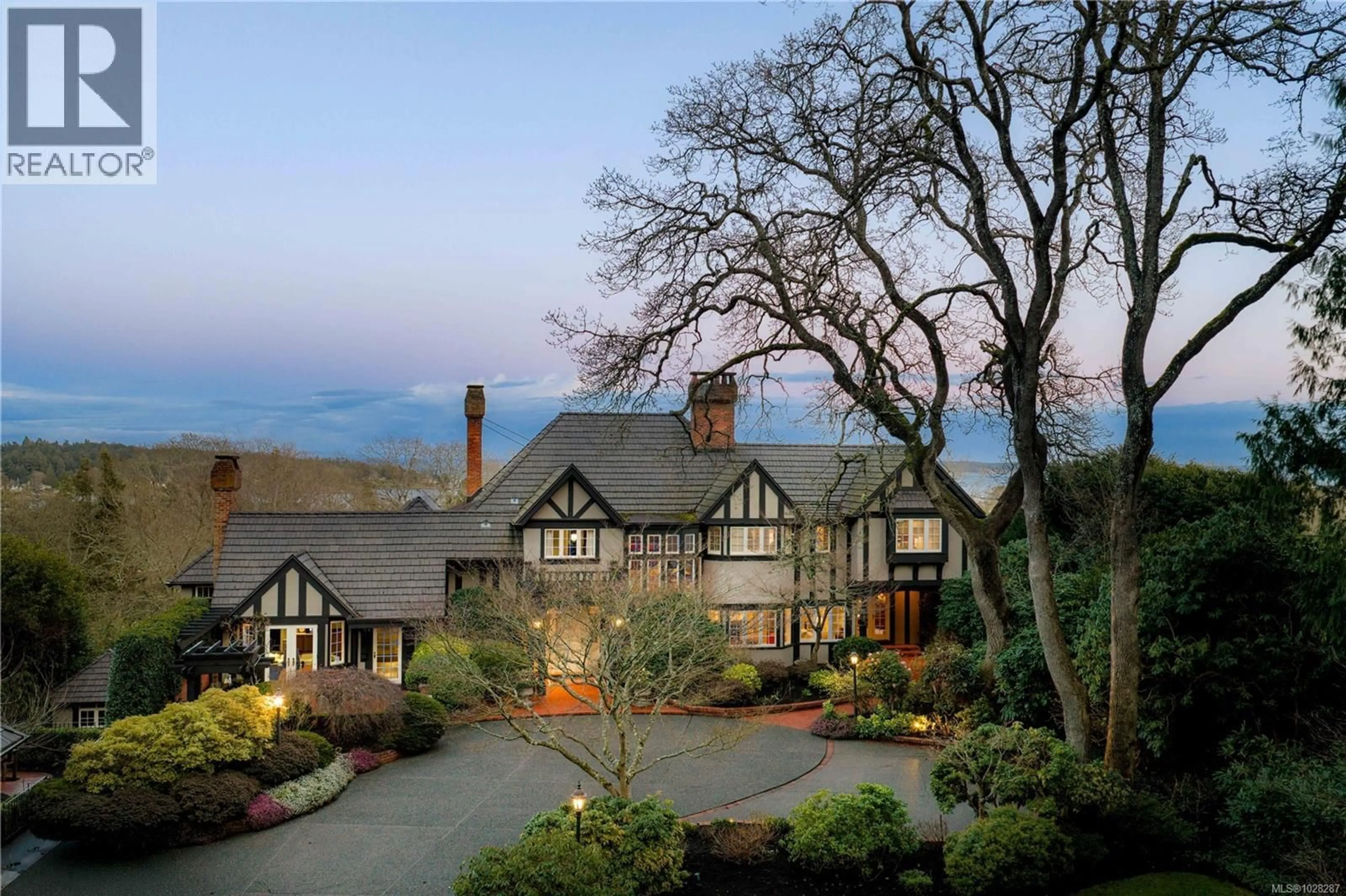 A pic from outside/outdoor area/front of a property/back of a property/a pic from drone, unknown for 3475 UPPER TERRACE ROAD, Oak Bay British Columbia V8R6E6