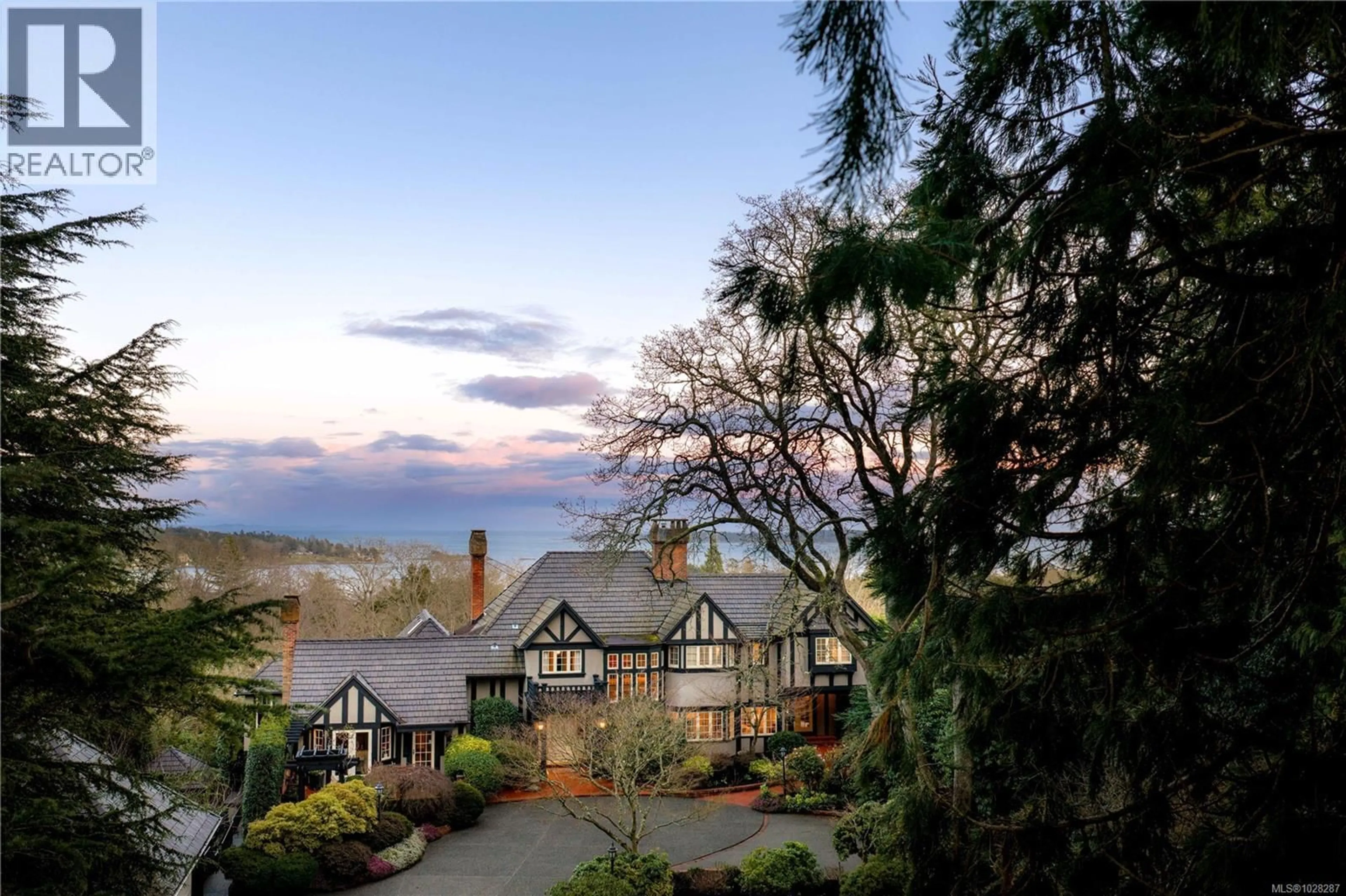 A pic from outside/outdoor area/front of a property/back of a property/a pic from drone, unknown for 3475 UPPER TERRACE ROAD, Oak Bay British Columbia V8R6E6