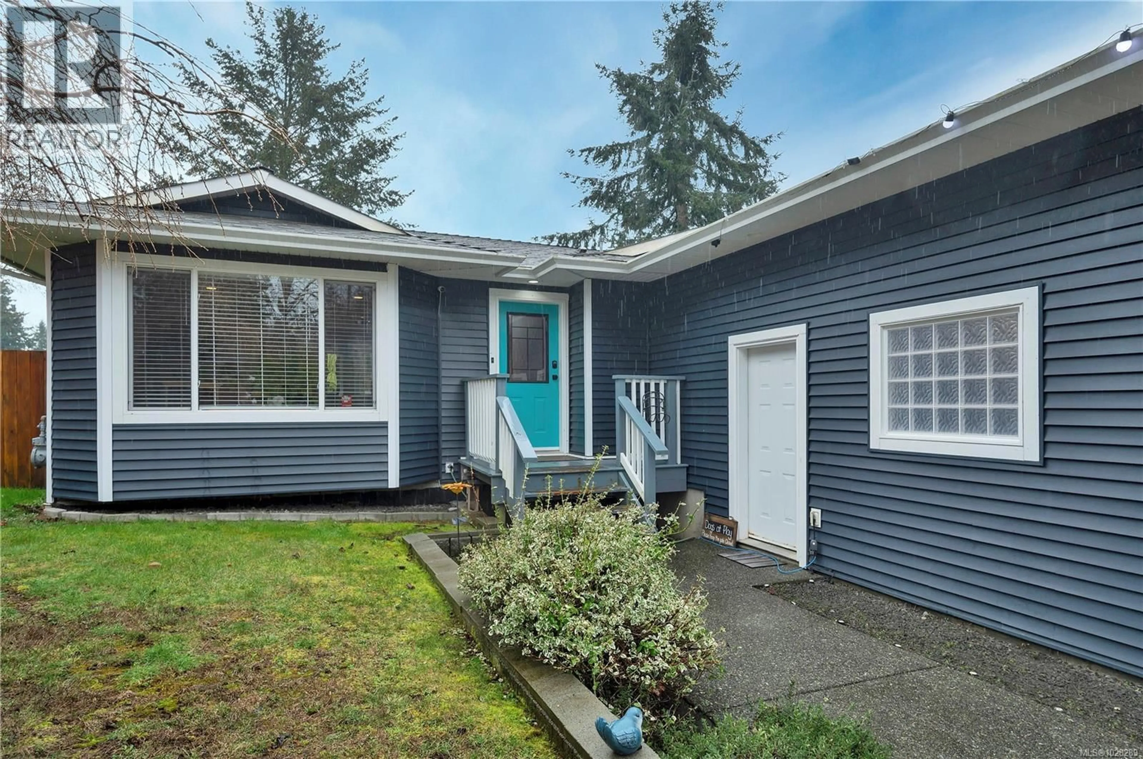 Home with vinyl exterior material, street for 473 MURRAY PLACE, Campbell River British Columbia V9W6S2