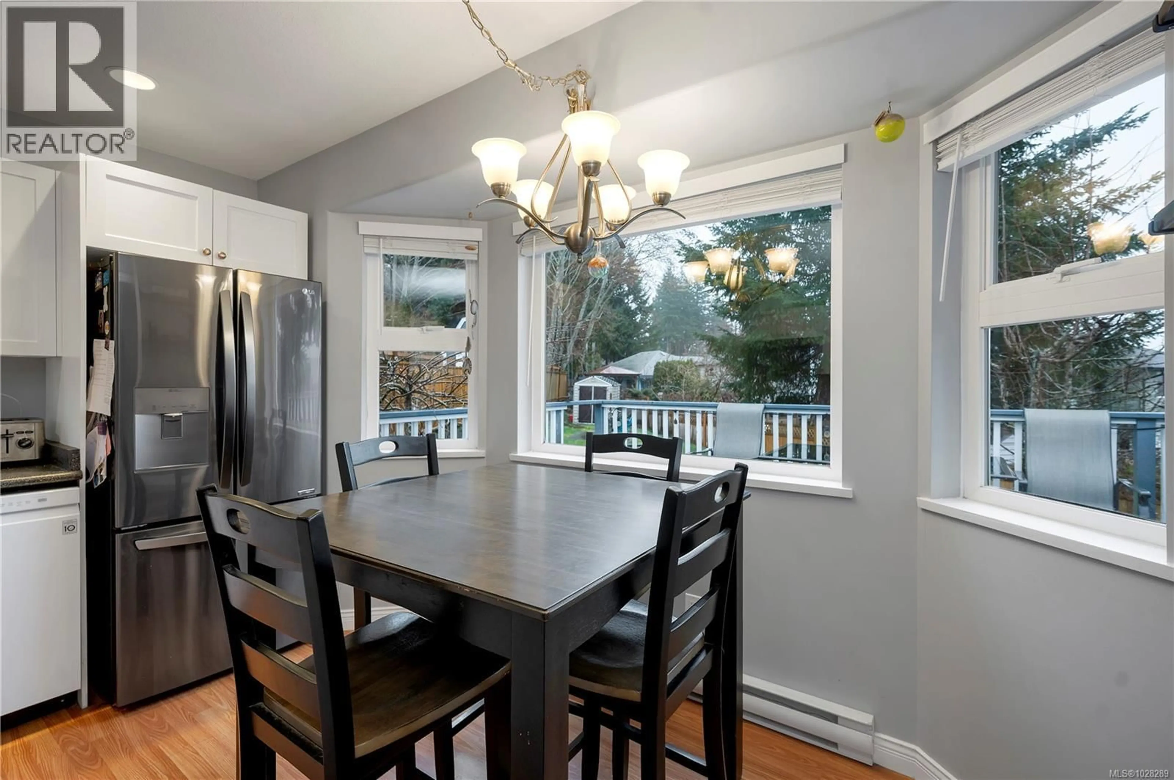 Dining room, wood/laminate floor for 473 MURRAY PLACE, Campbell River British Columbia V9W6S2