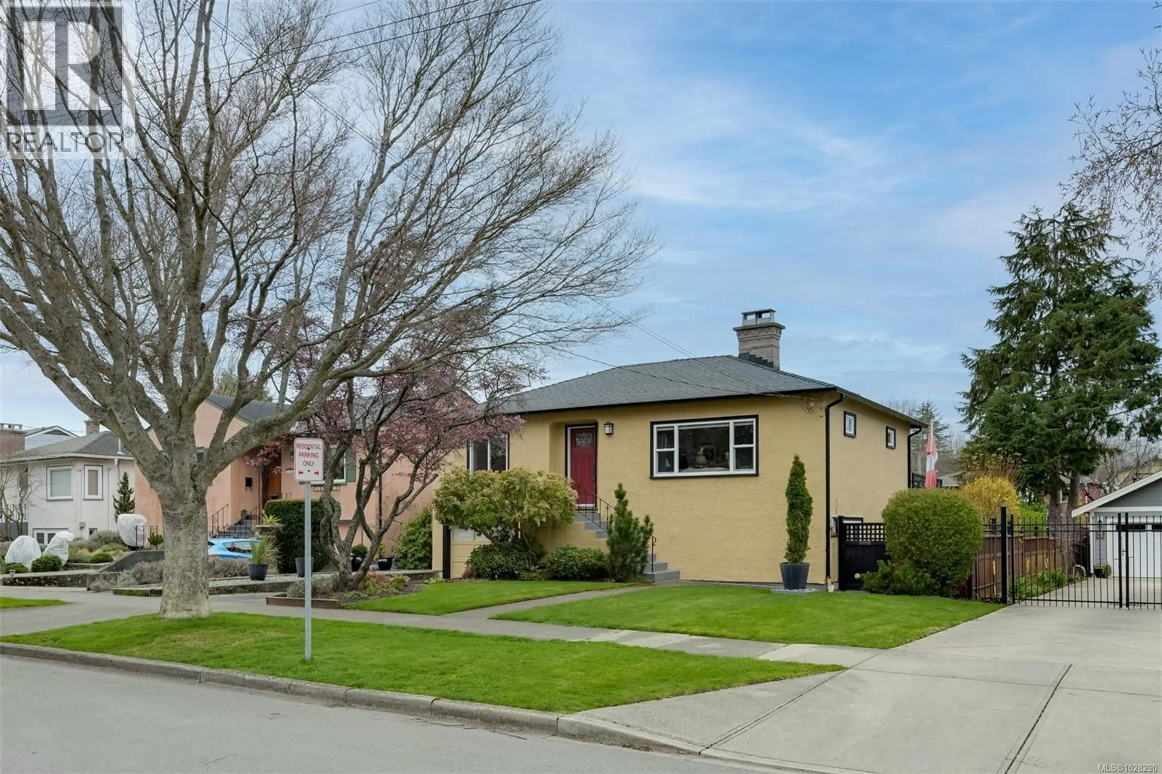 Home with vinyl exterior material, street for 354 STANNARD AVENUE, Victoria British Columbia V8S3M4