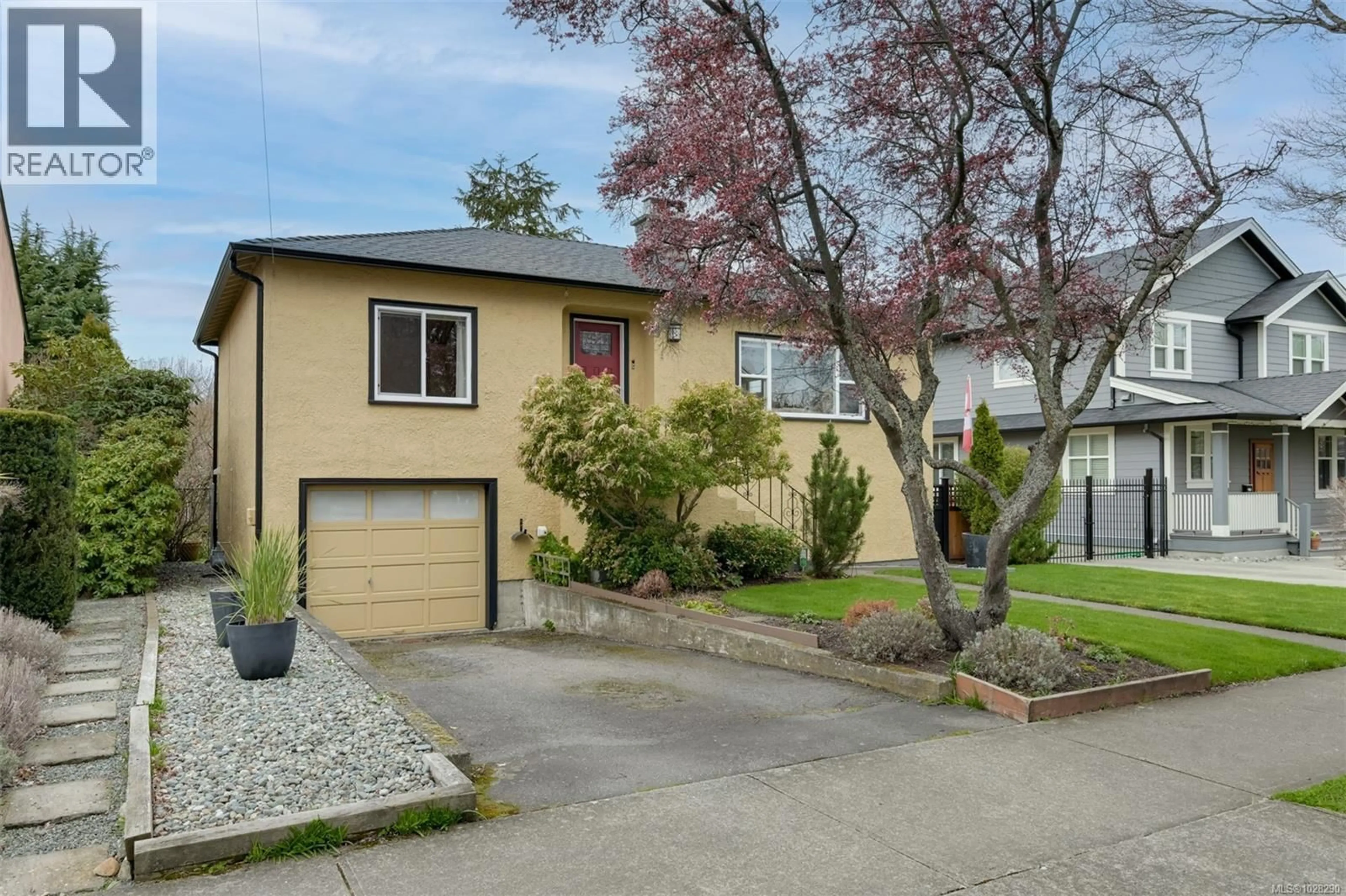 Home with vinyl exterior material, street for 354 STANNARD AVENUE, Victoria British Columbia V8S3M4