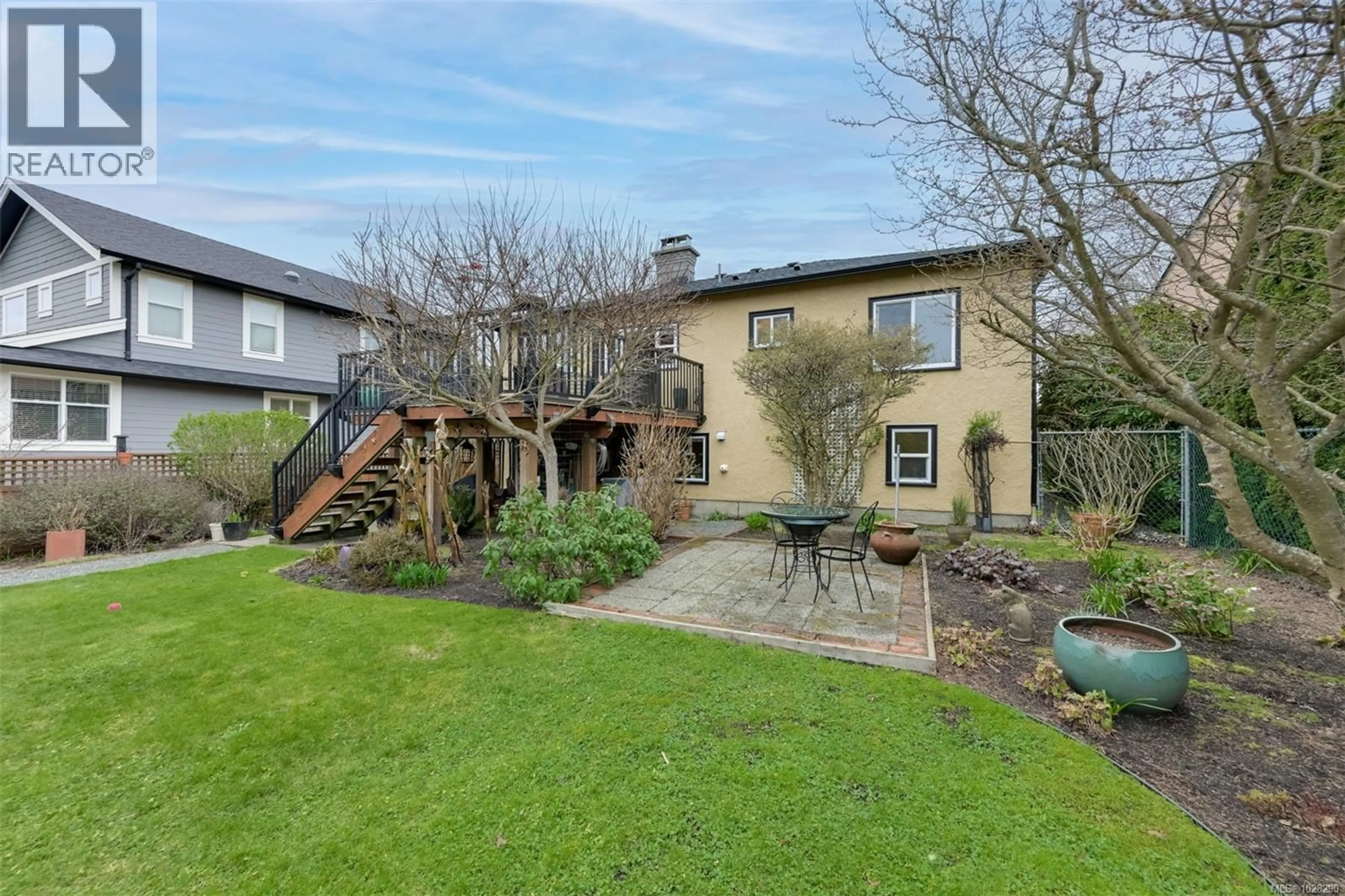 A pic from outside/outdoor area/front of a property/back of a property/a pic from drone, street for 354 STANNARD AVENUE, Victoria British Columbia V8S3M4
