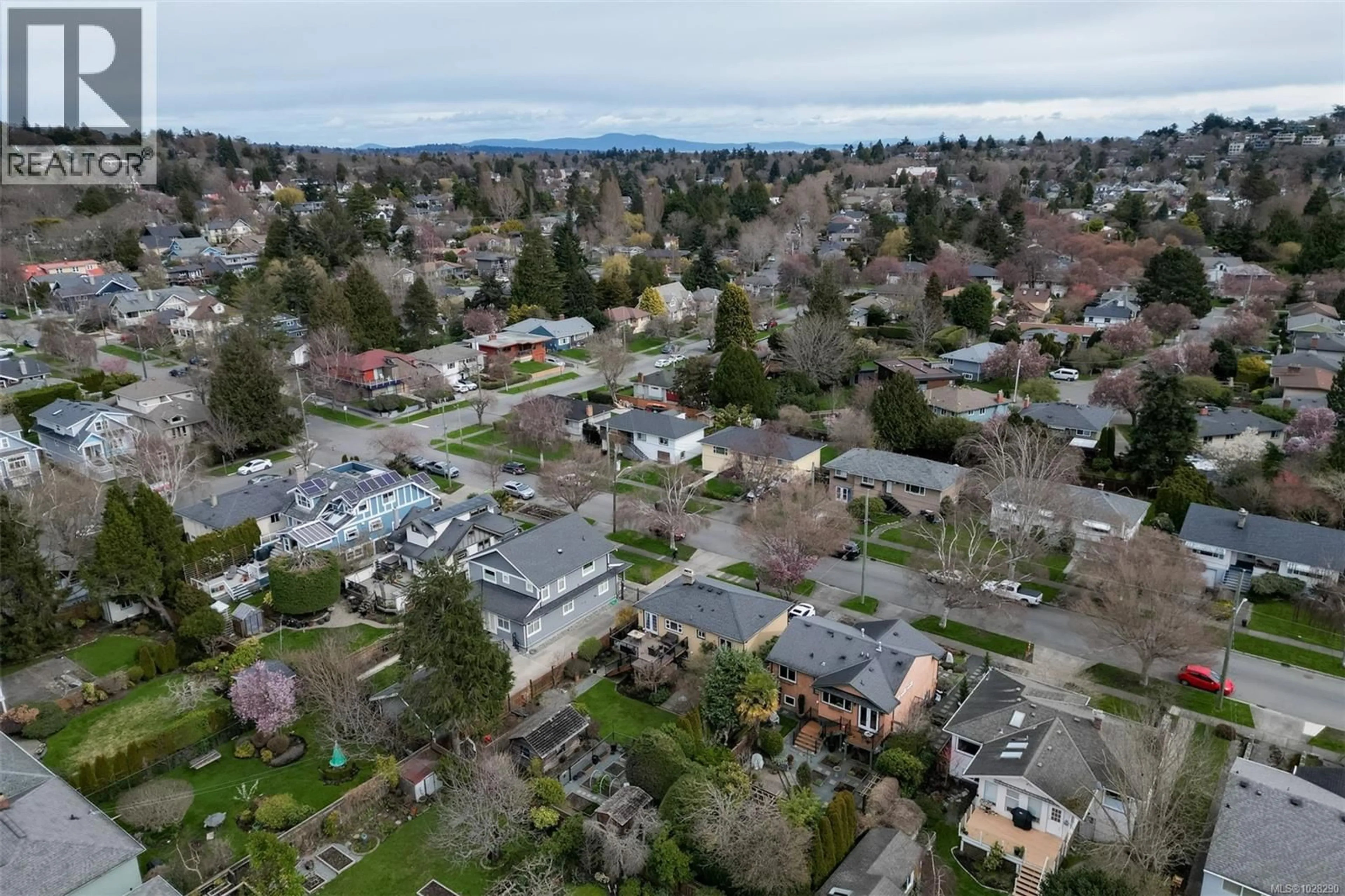A pic from outside/outdoor area/front of a property/back of a property/a pic from drone, street for 354 STANNARD AVENUE, Victoria British Columbia V8S3M4