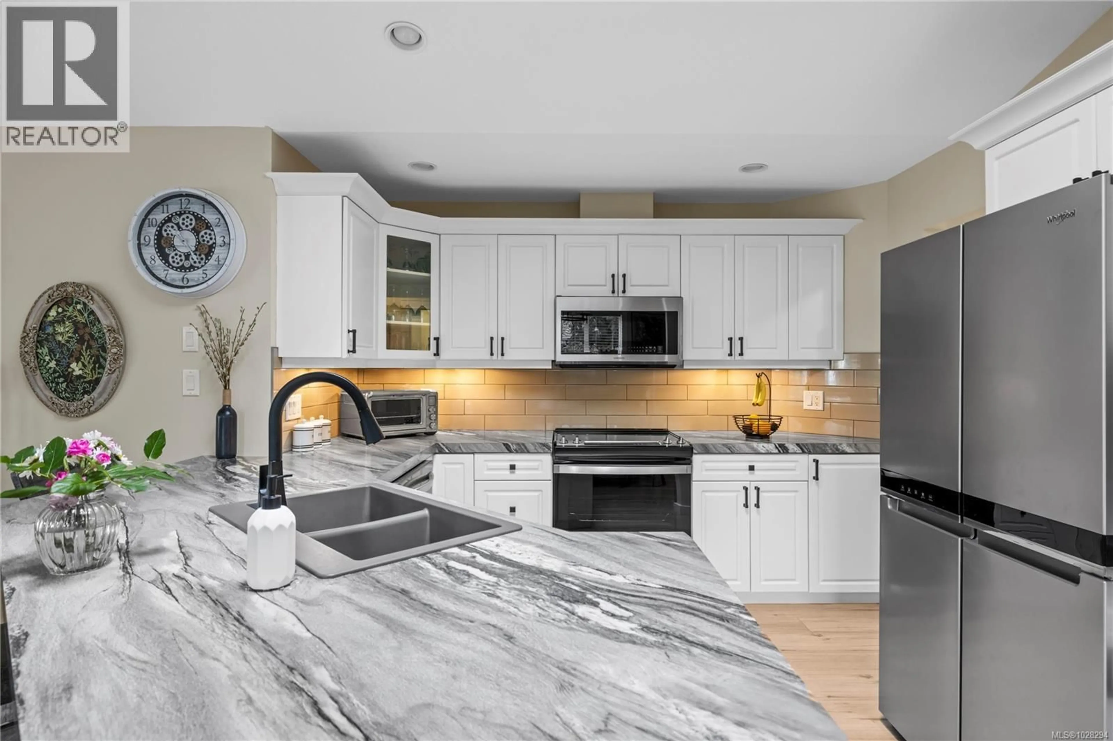 Contemporary kitchen, ceramic/tile floor for 421 DAY PLACE, Parksville British Columbia V9P1Z6