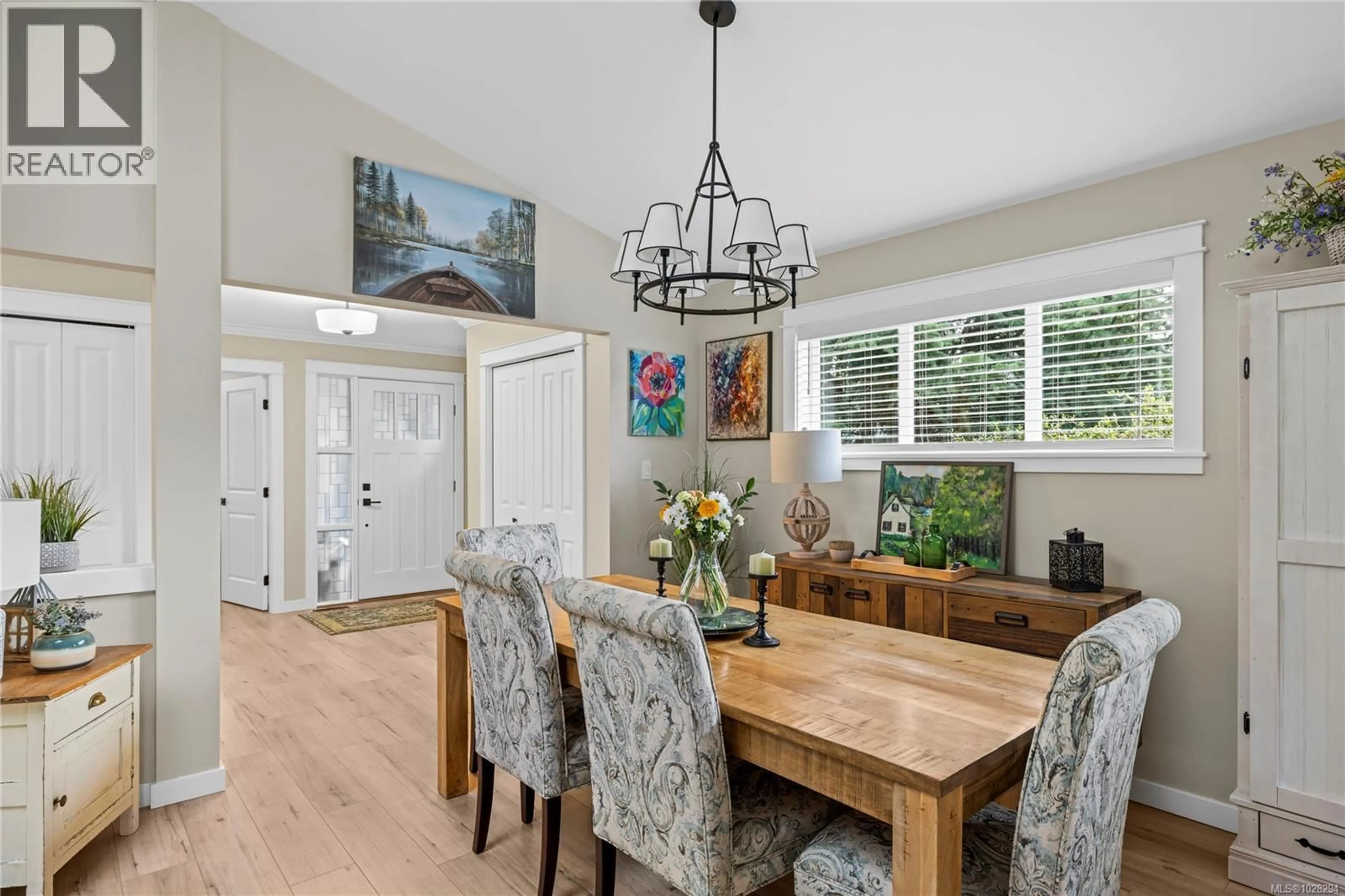 Dining room, wood/laminate floor for 421 DAY PLACE, Parksville British Columbia V9P1Z6
