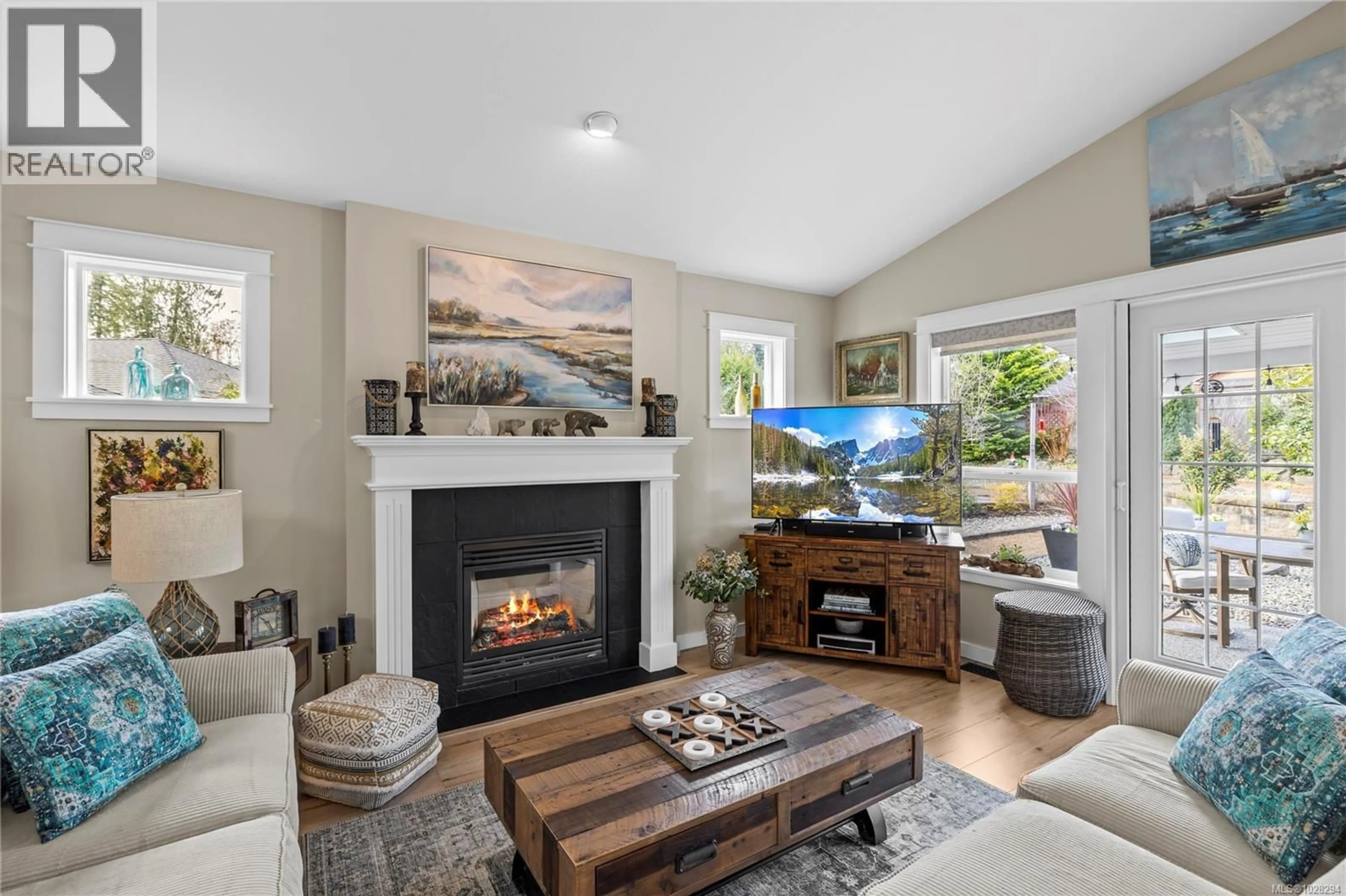 Living room with furniture, unknown for 421 DAY PLACE, Parksville British Columbia V9P1Z6