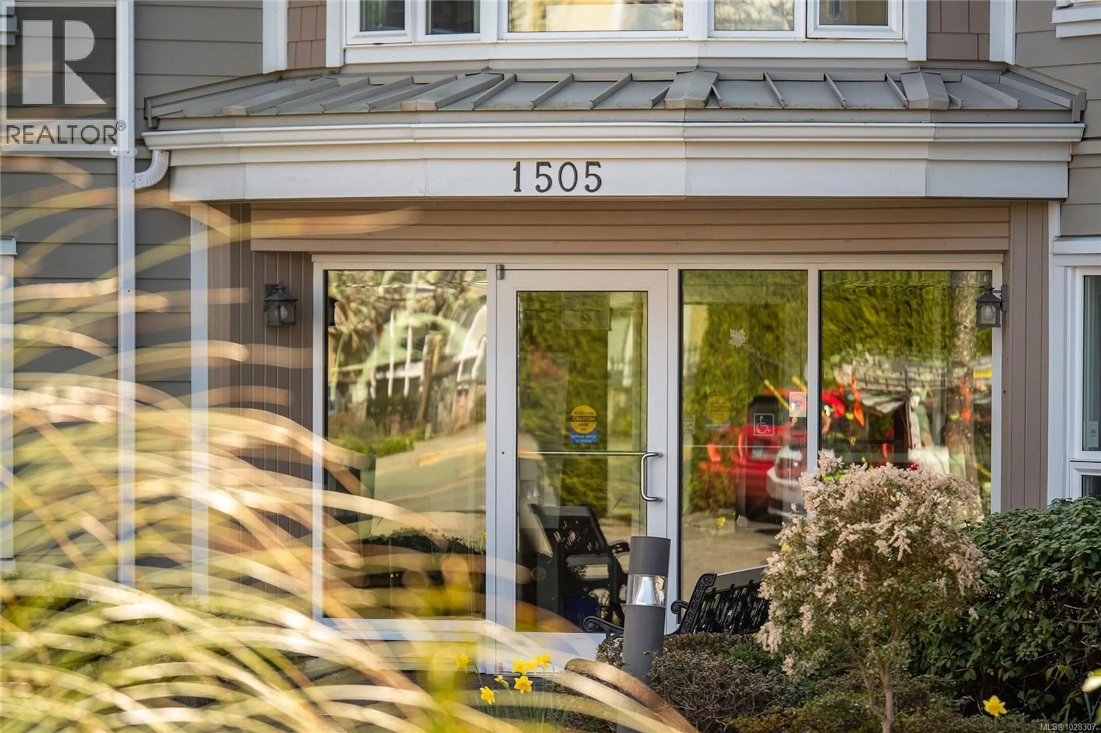 Indoor entryway for 105 - 1505 CHURCH AVENUE, Saanich British Columbia V8P2G7