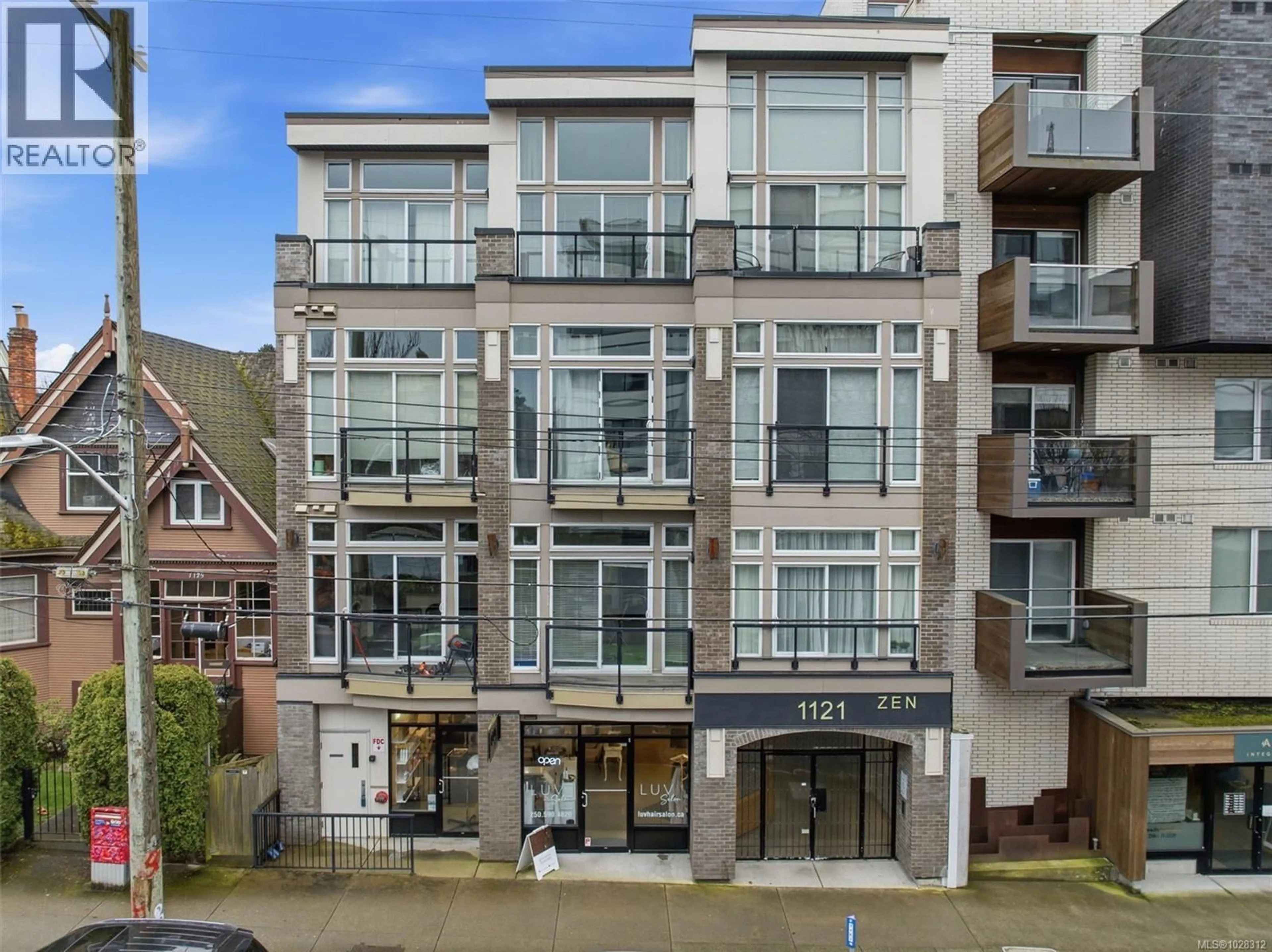 A pic from outside/outdoor area/front of a property/back of a property/a pic from drone, unknown for 208 - 1121 FORT STREET, Victoria British Columbia V8V3K9