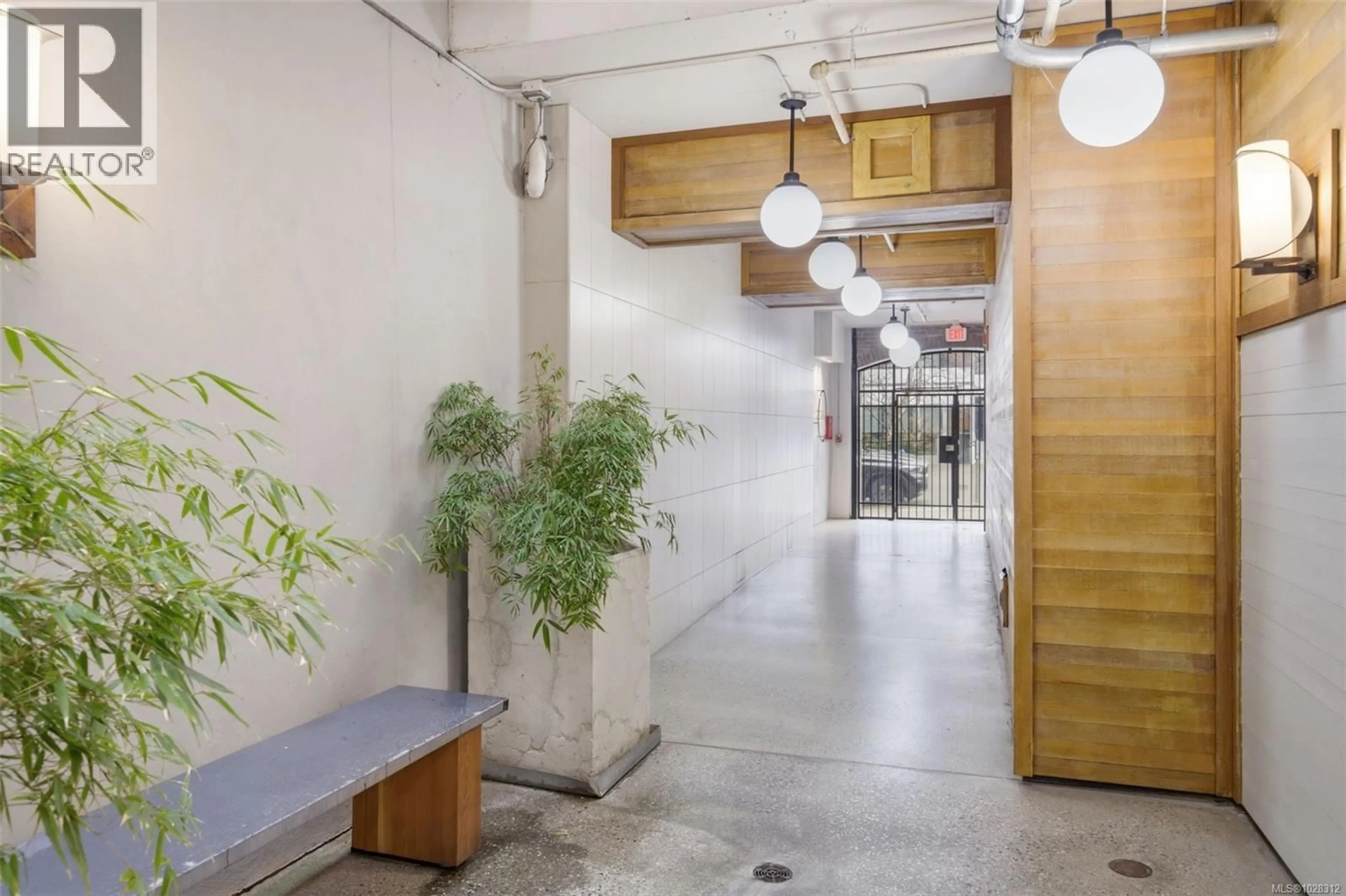 Indoor foyer for 208 - 1121 FORT STREET, Victoria British Columbia V8V3K9