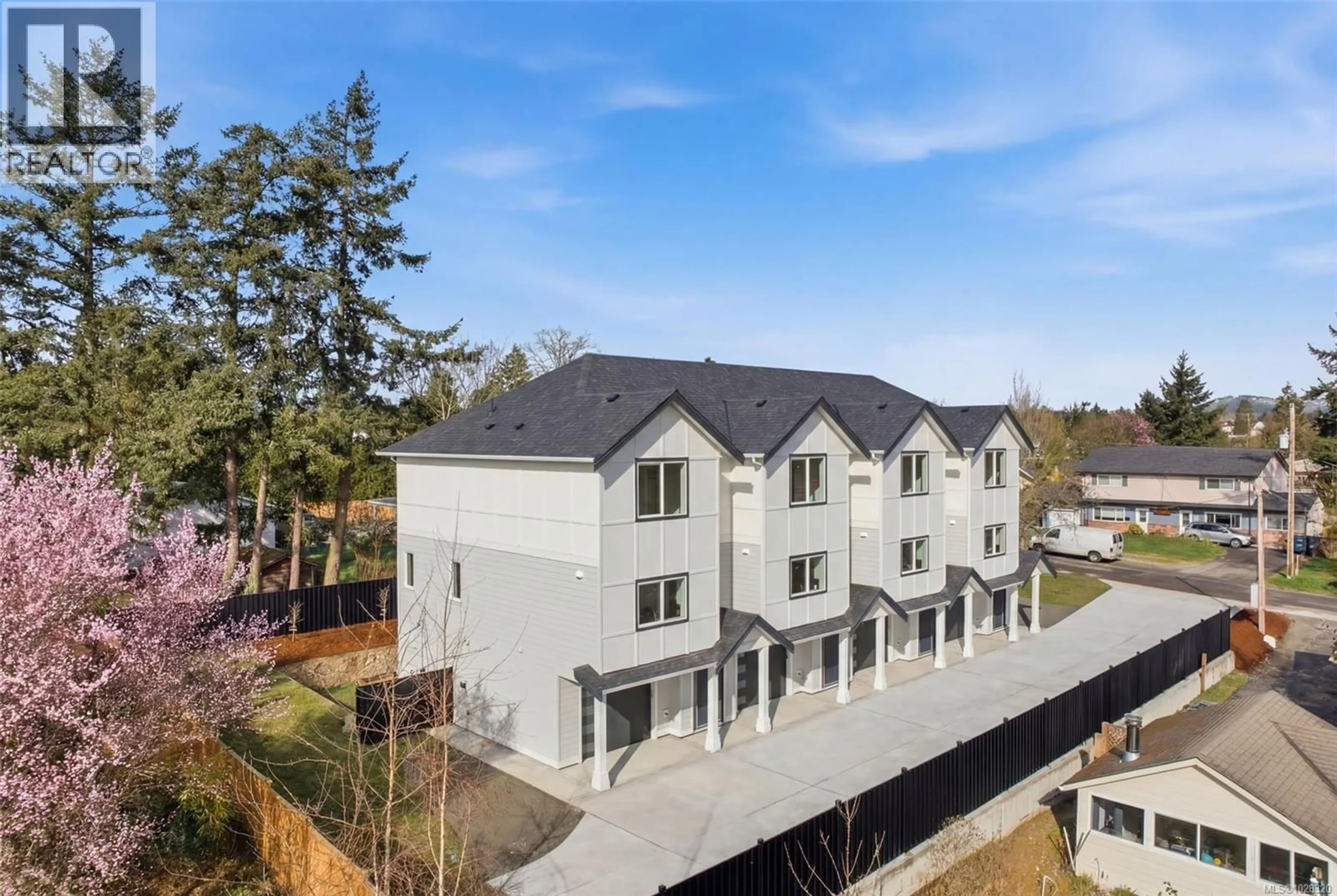 A pic from outside/outdoor area/front of a property/back of a property/a pic from drone, unknown for 2 - 621 BROADWAY STREET, Saanich British Columbia V8Z2G5