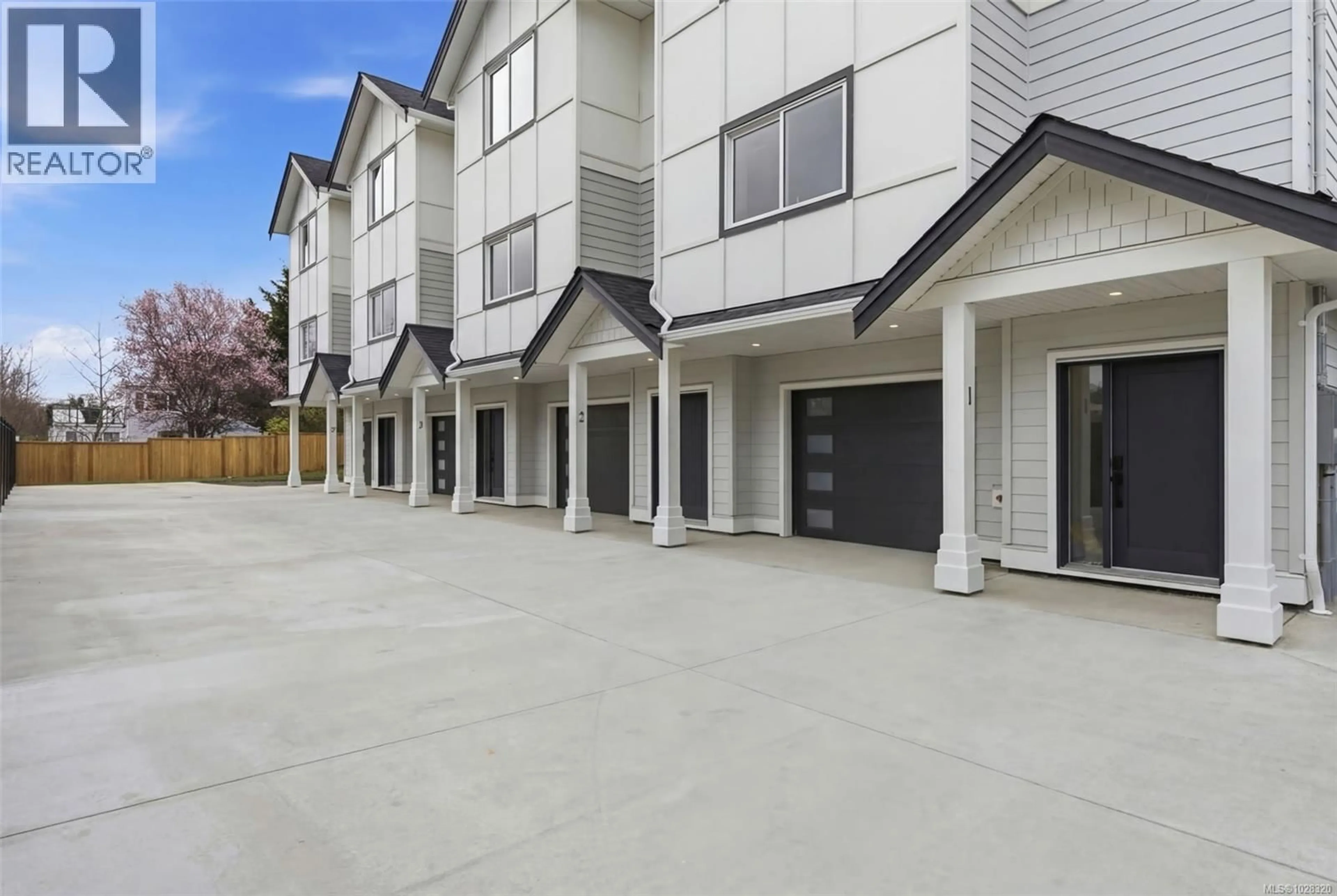 Patio, street for 2 - 621 BROADWAY STREET, Saanich British Columbia V8Z2G5