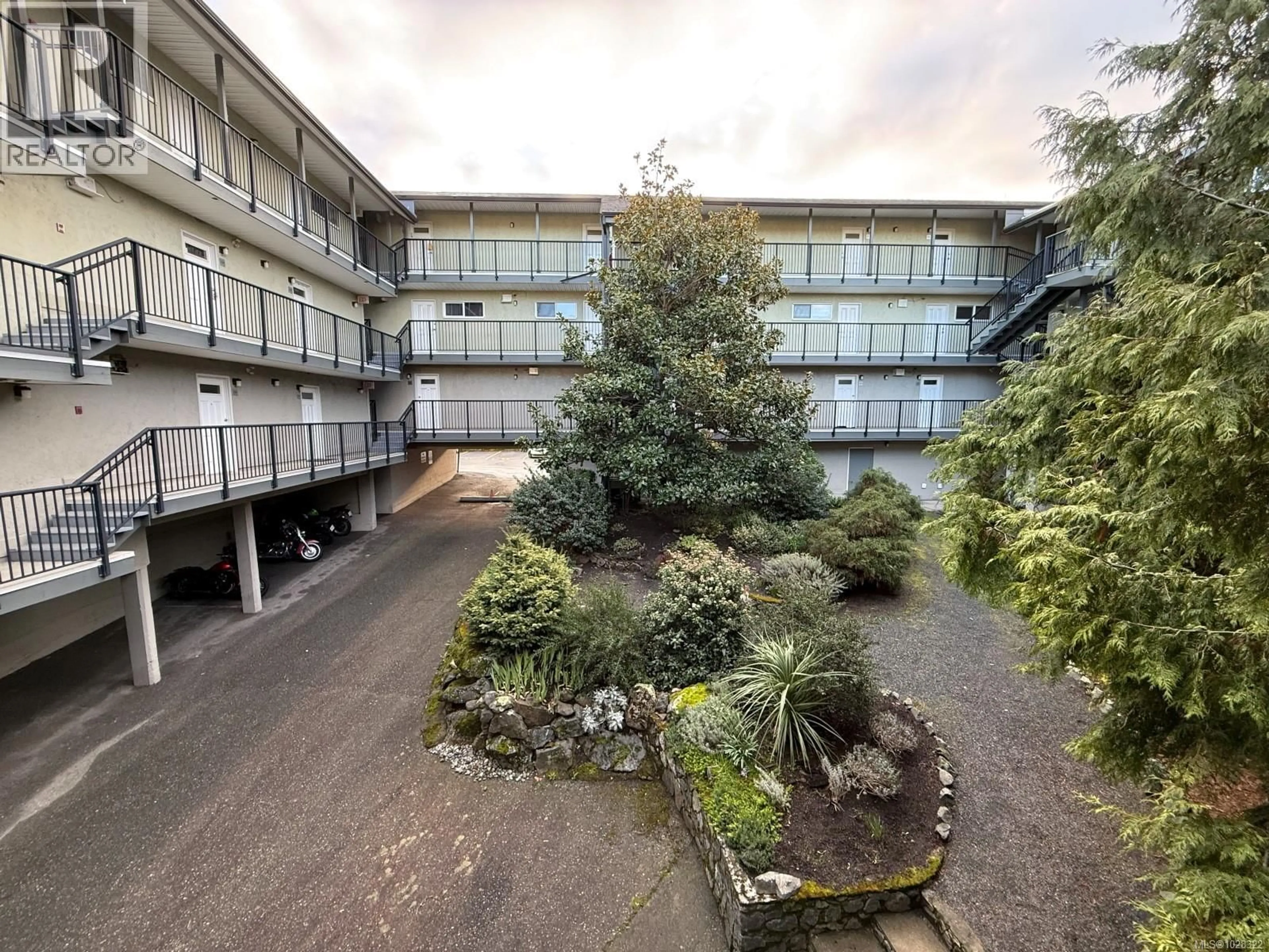 Patio, building for 212 - 991 CLOVERDALE AVENUE, Saanich British Columbia V8X2T5