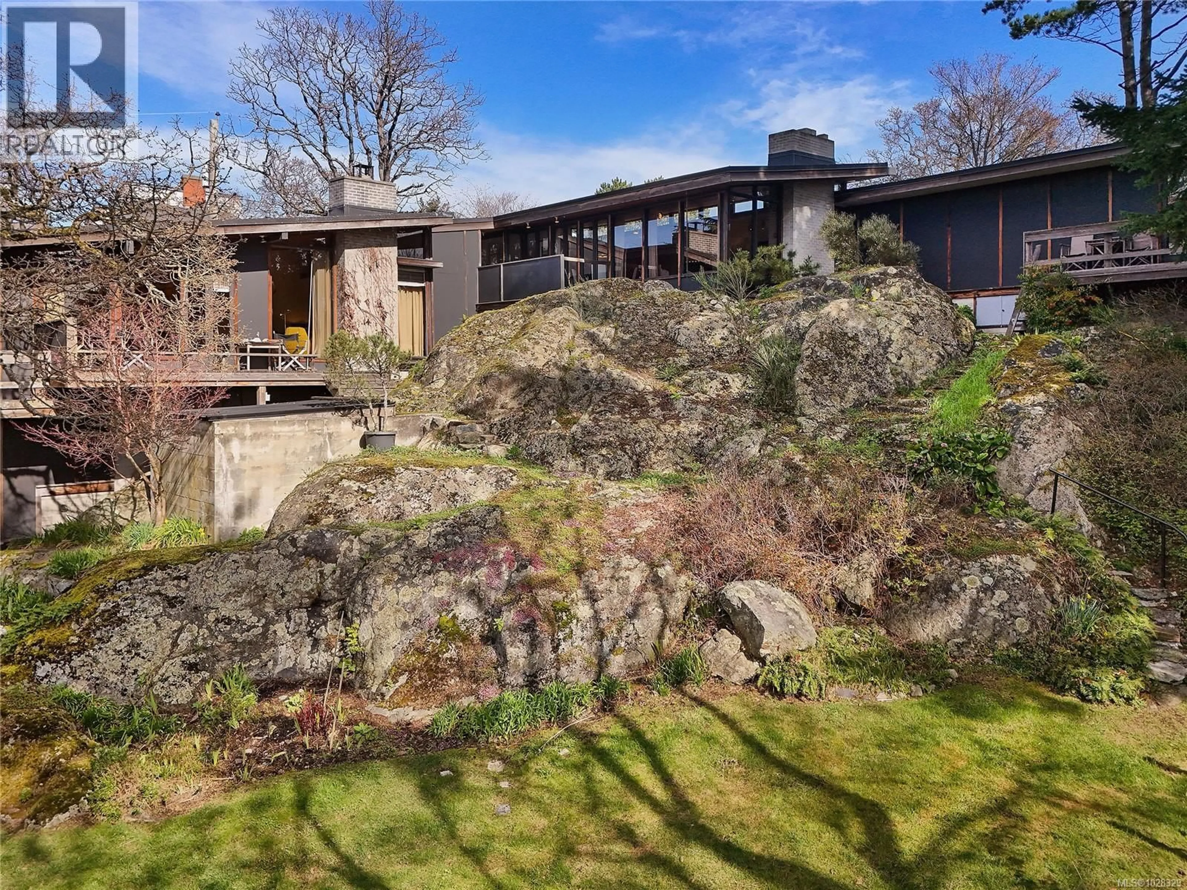 A pic from outside/outdoor area/front of a property/back of a property/a pic from drone, unknown for 404 HENRY STREET, Victoria British Columbia V9A3J4