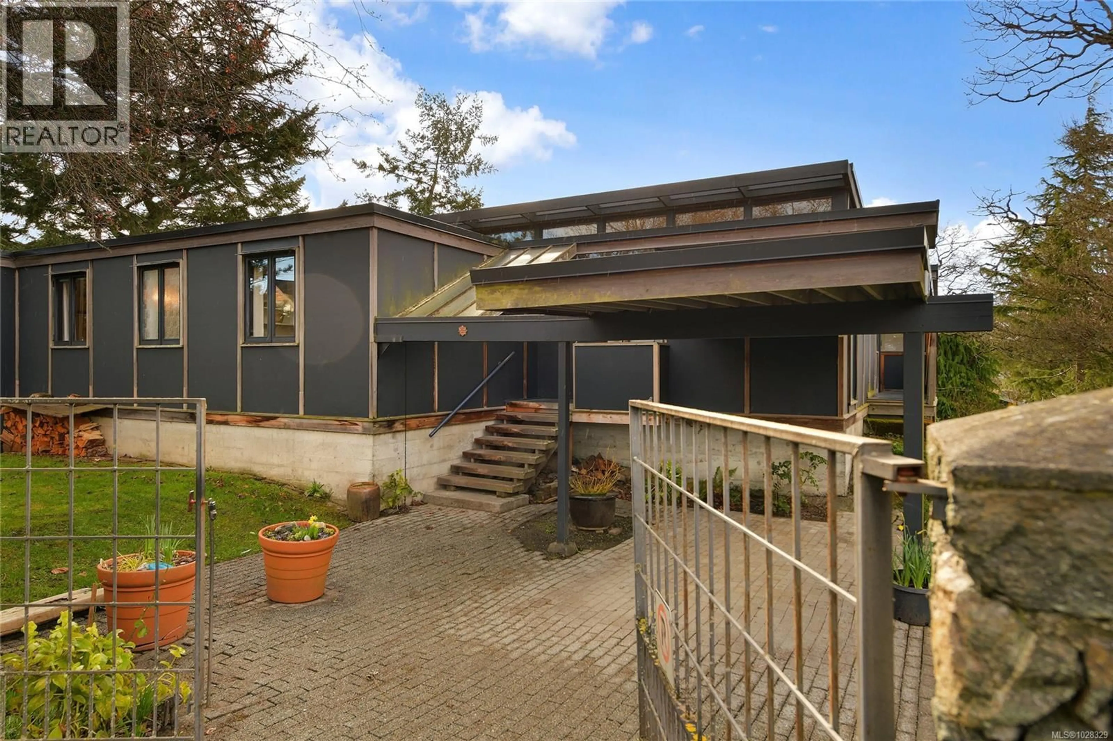 A pic from outside/outdoor area/front of a property/back of a property/a pic from drone, building for 404 HENRY STREET, Victoria British Columbia V9A3J4