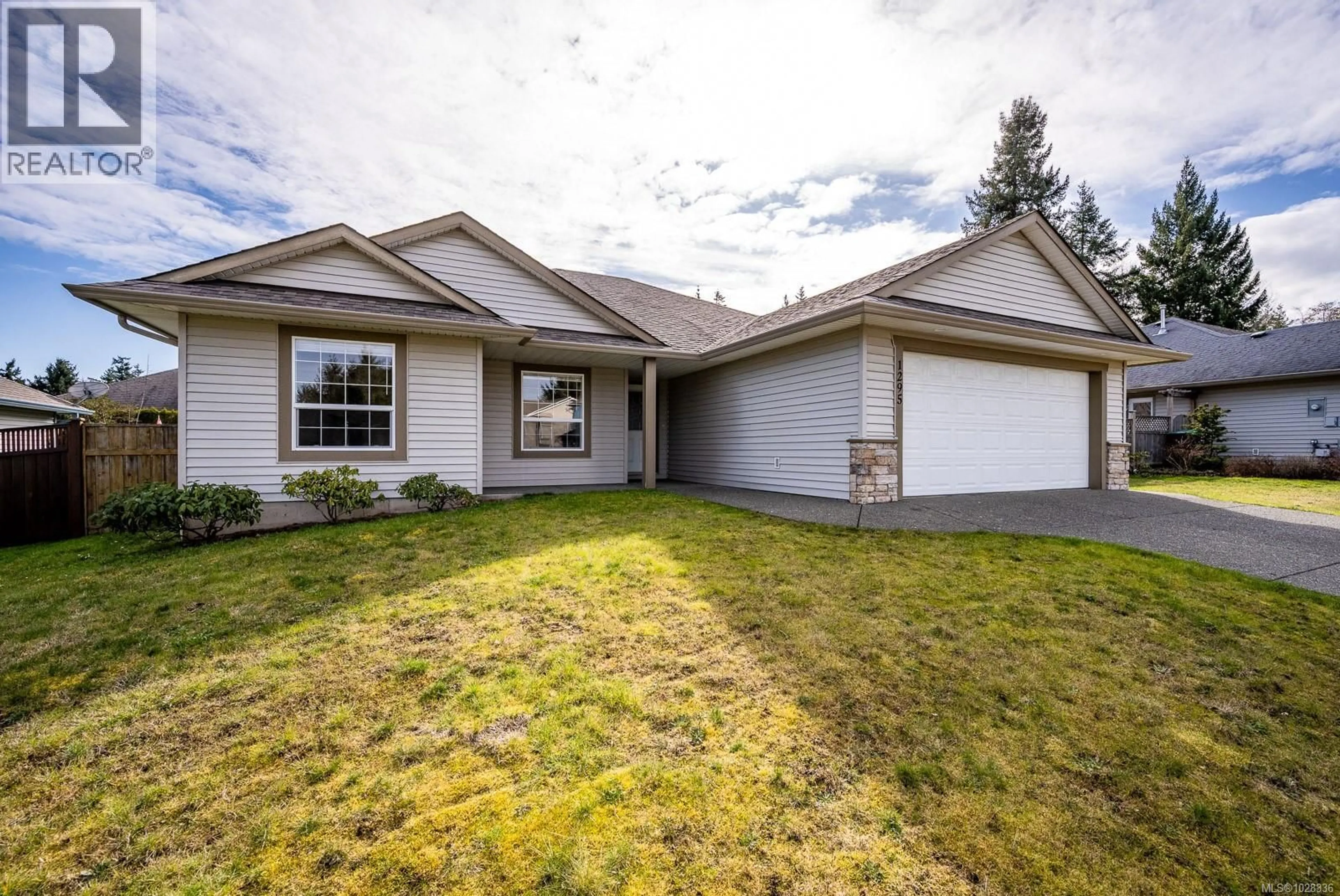 Home with vinyl exterior material, street for 1295 NOEL AVENUE, Comox British Columbia V9M4A3