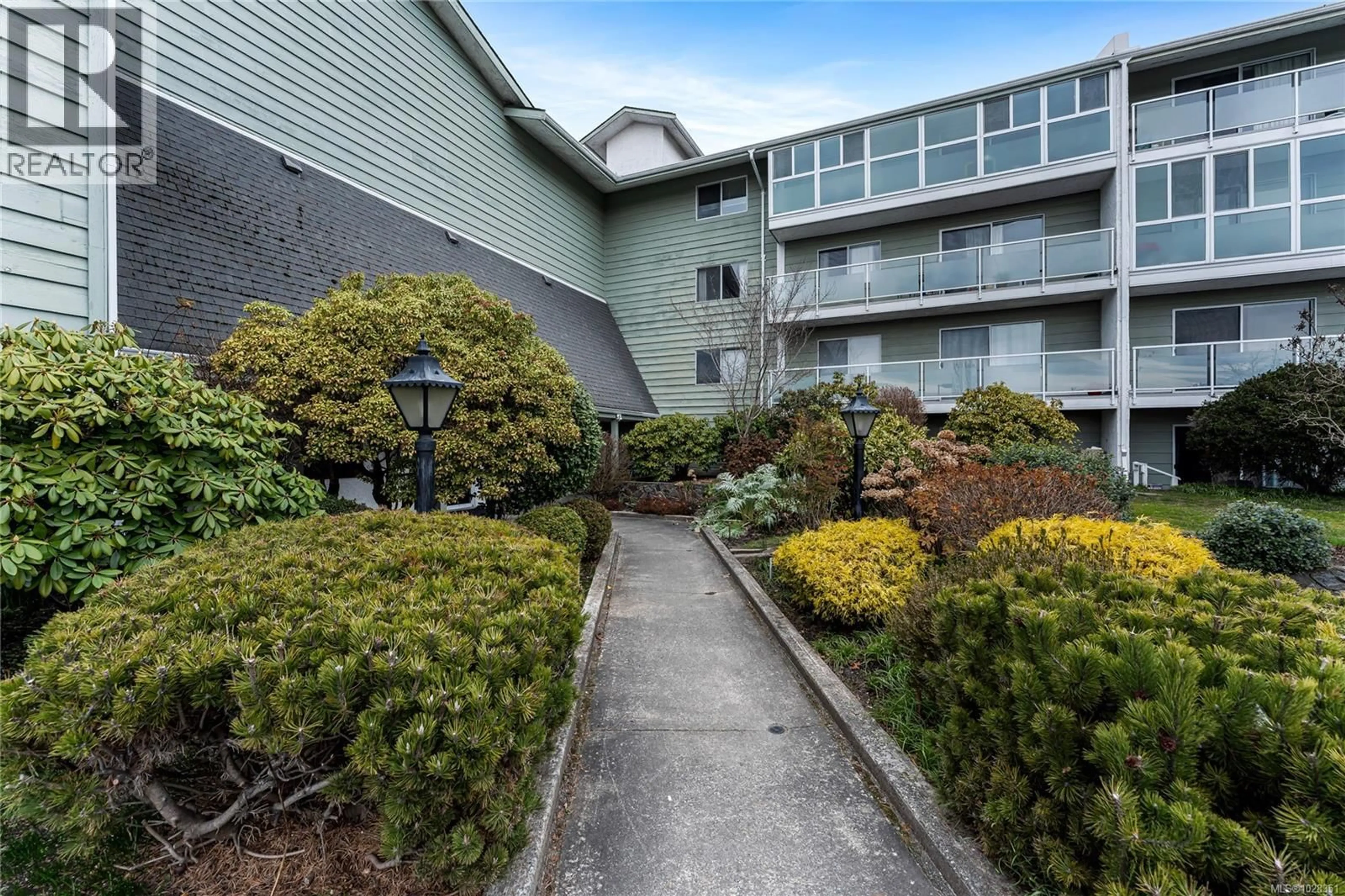 Patio, unknown for 205 - 1490 GARNET ROAD, Saanich British Columbia V8P5L1