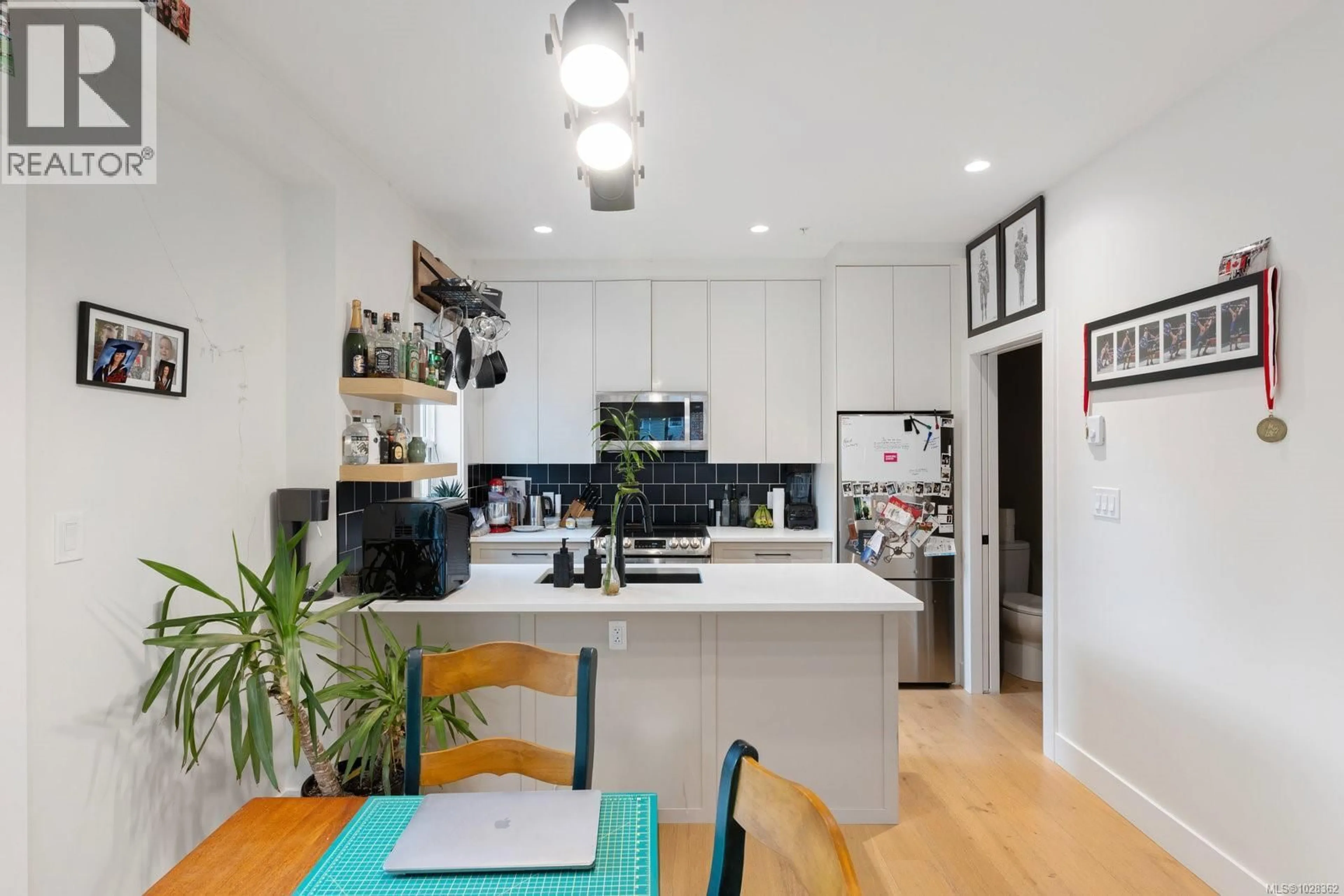 Contemporary kitchen, unknown for 6 - 937 COLVILLE ROAD, Esquimalt British Columbia V9A4P4