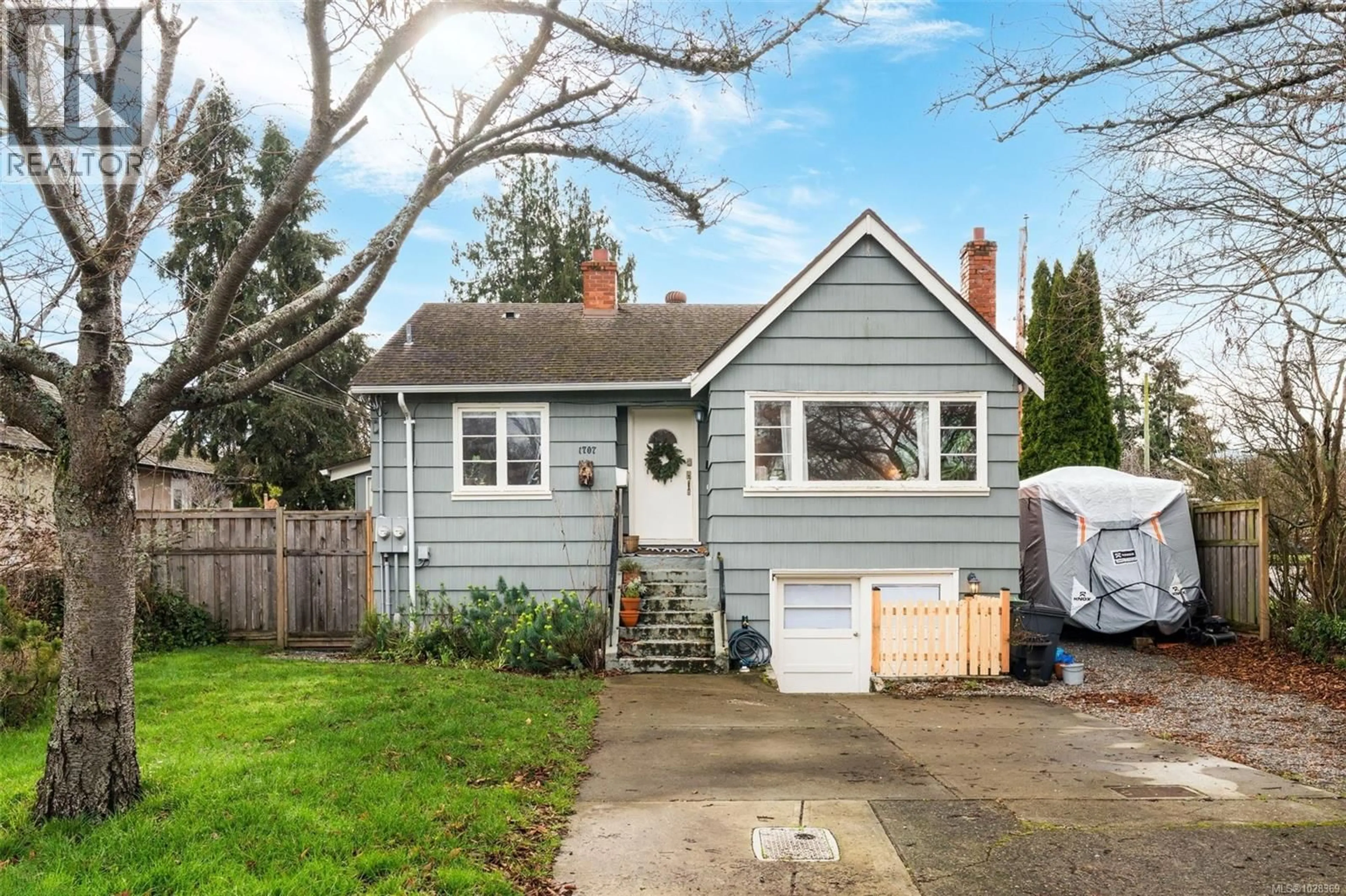 Home with vinyl exterior material, street for 1707 ALBERT AVENUE, Victoria British Columbia V8R1Y9