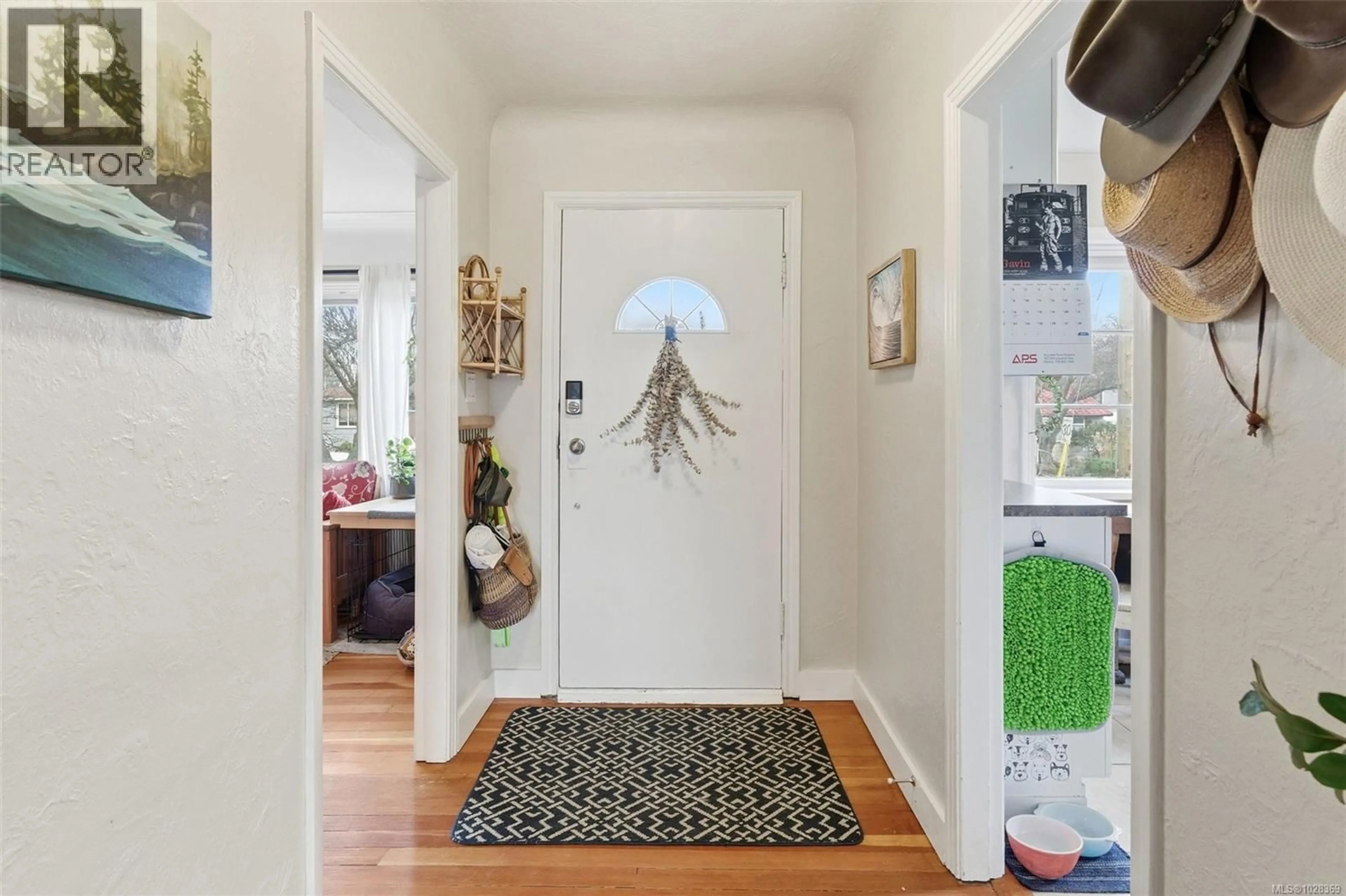 Indoor entryway for 1707 ALBERT AVENUE, Victoria British Columbia V8R1Y9